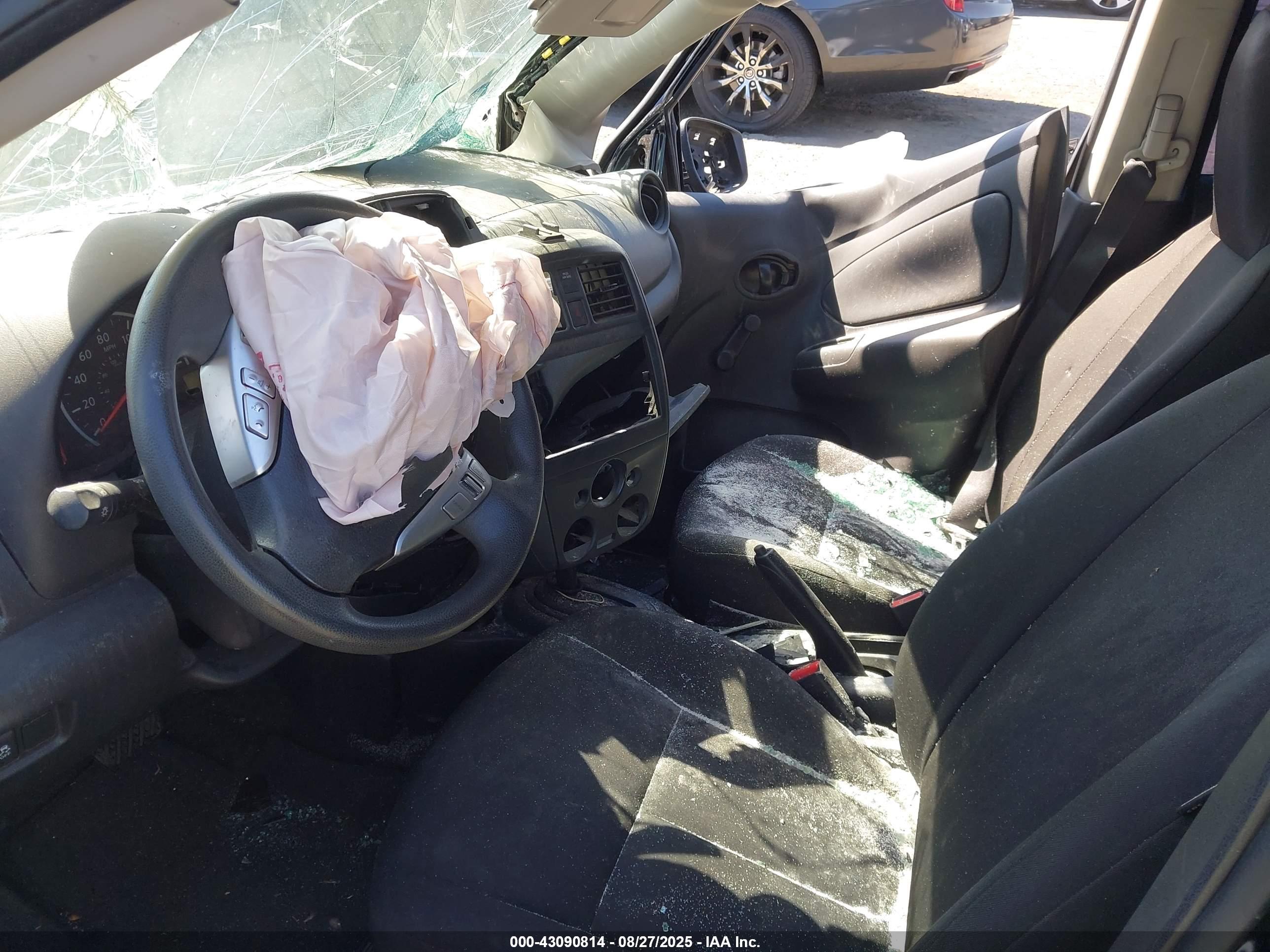 NISSAN VERSA image 5