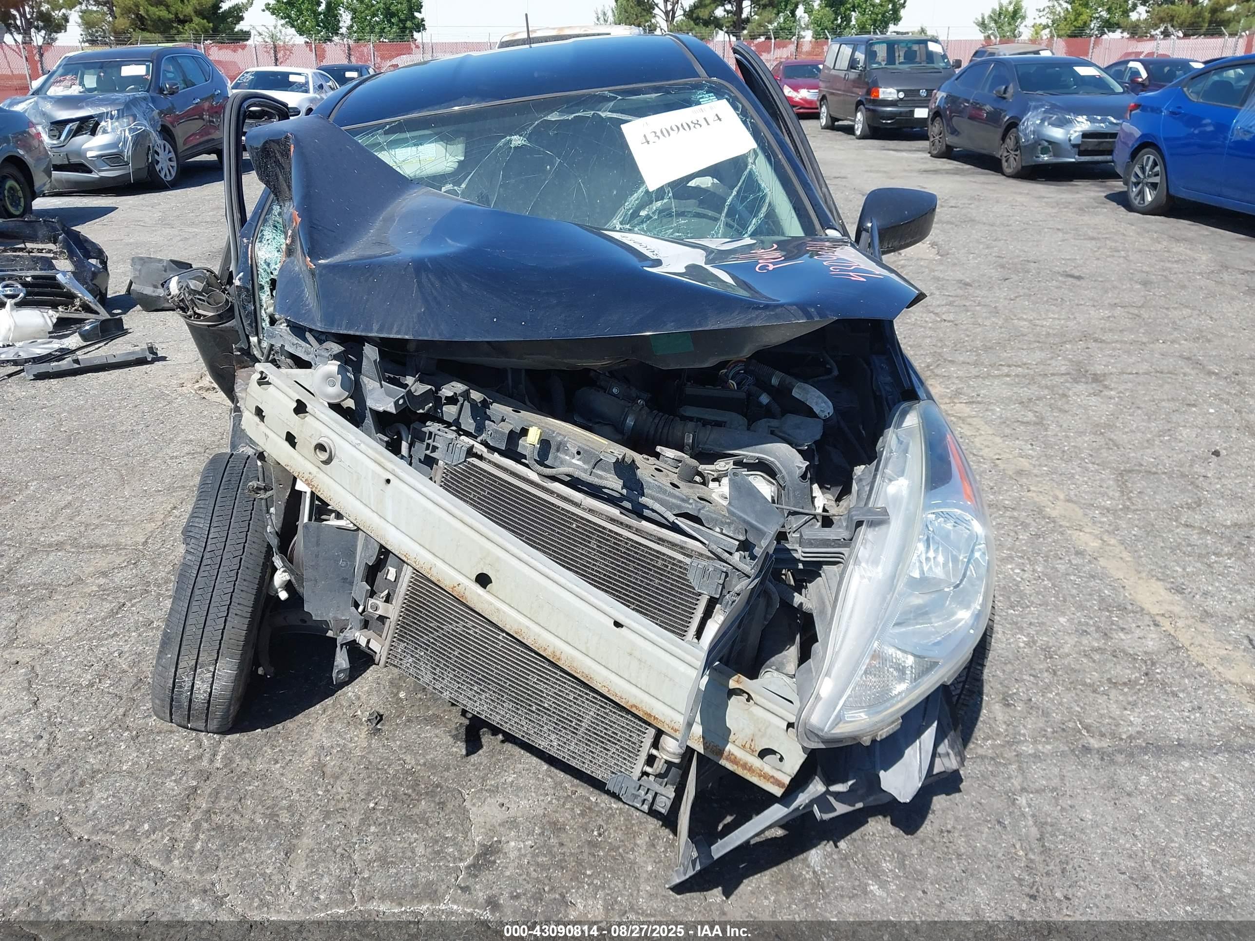 NISSAN VERSA image 6