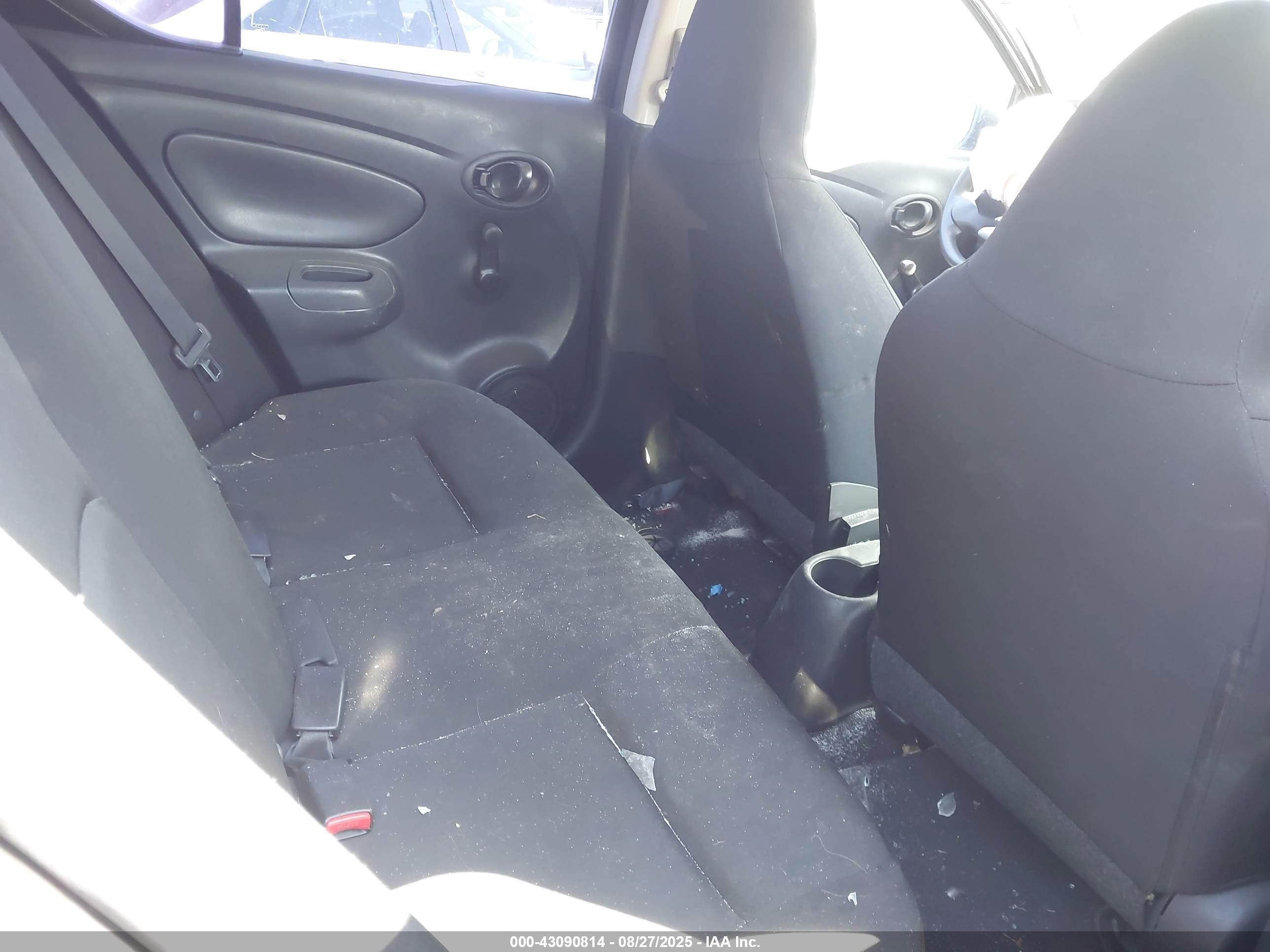 NISSAN VERSA image 8