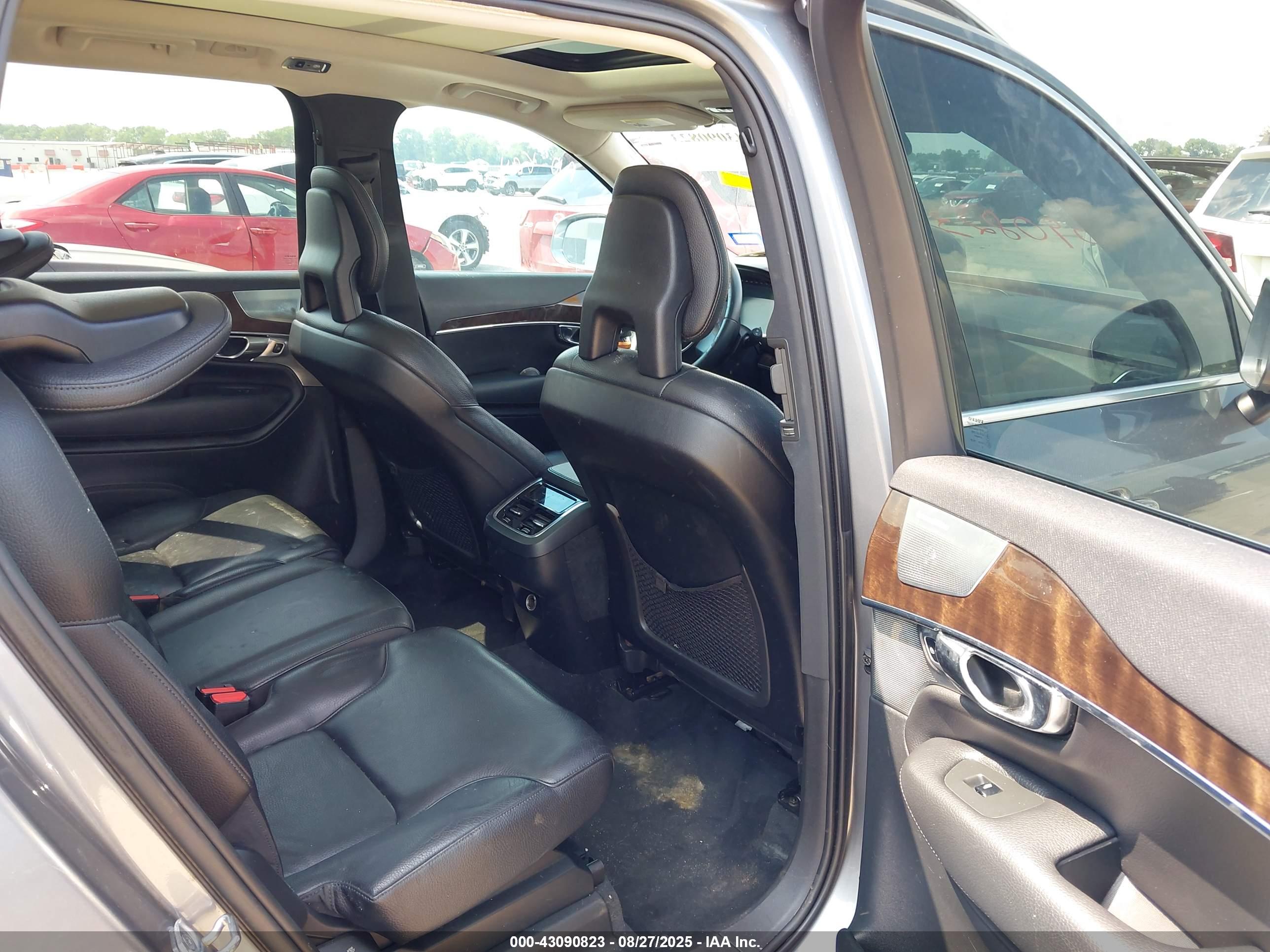 VOLVO XC90 image 8