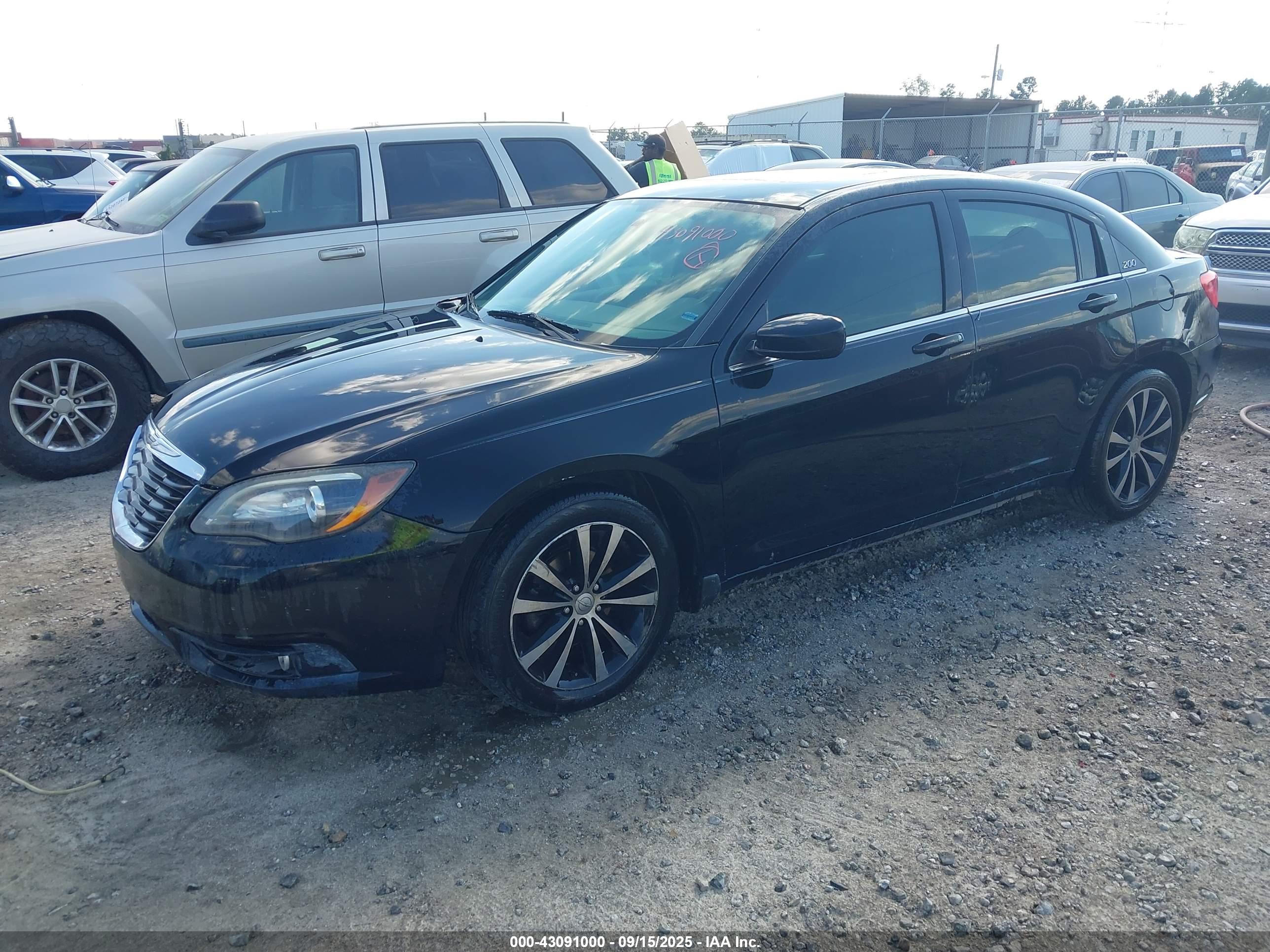 CHRYSLER 200 image 2