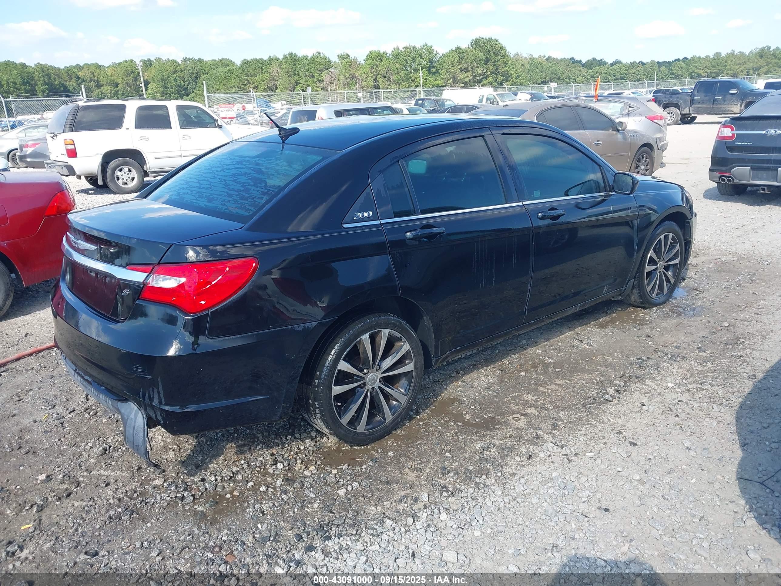CHRYSLER 200 image 4