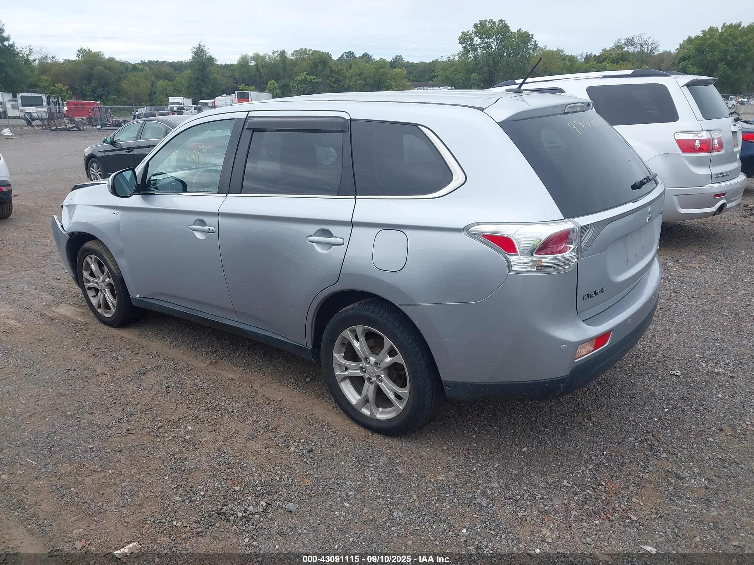 MITSUBISHI OUTLANDER image 3