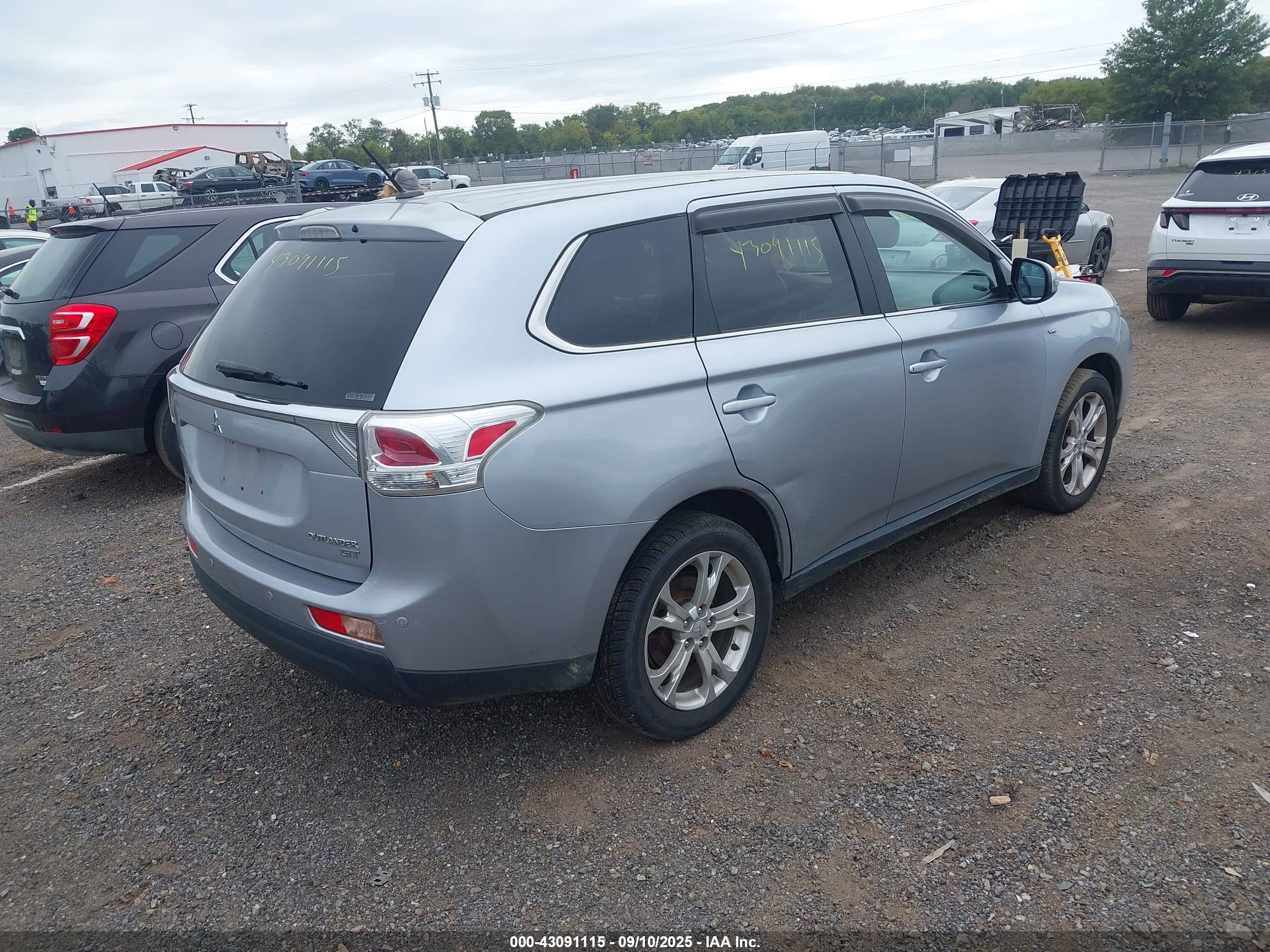 MITSUBISHI OUTLANDER image 4