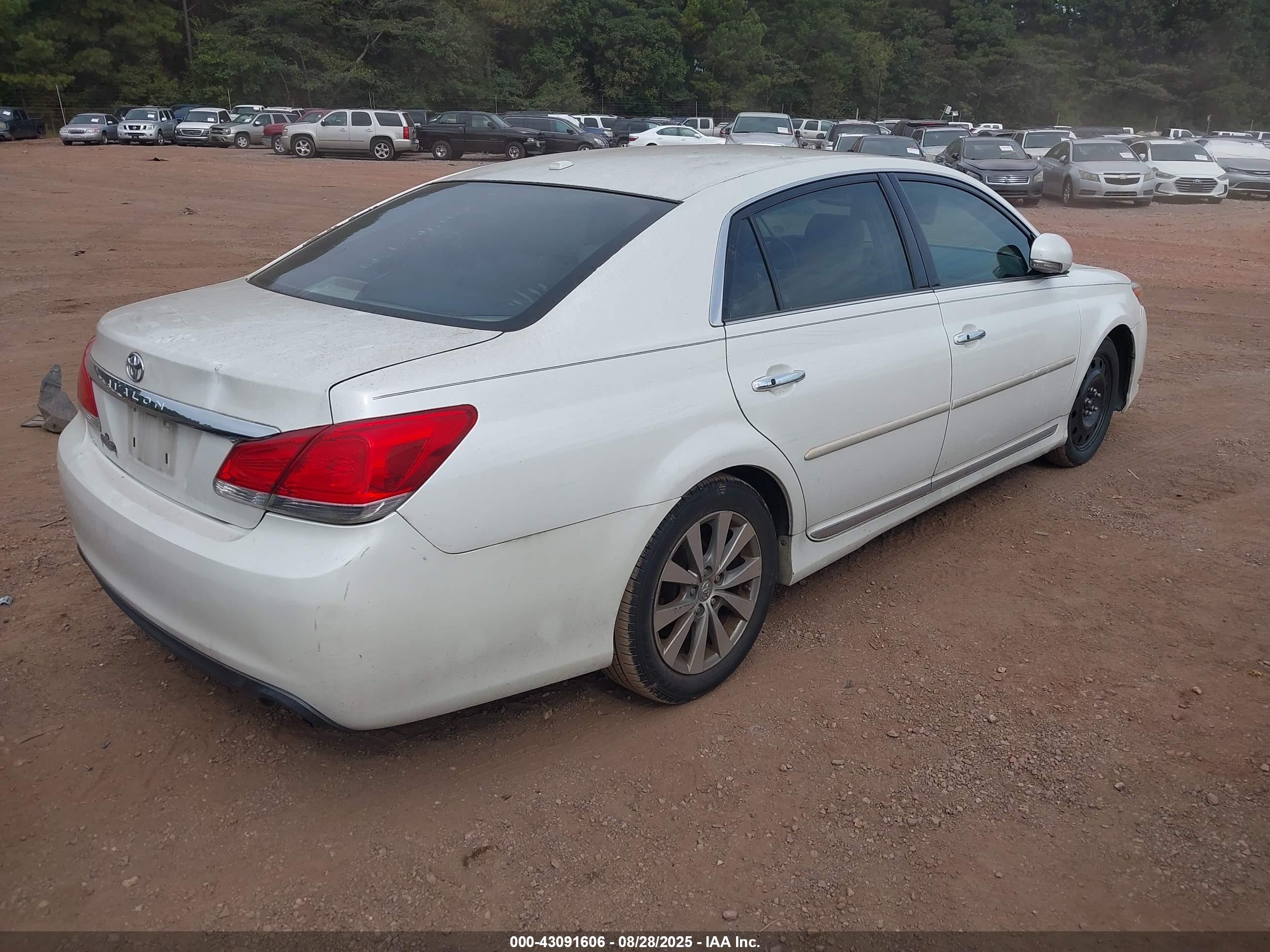 TOYOTA AVALON image 4