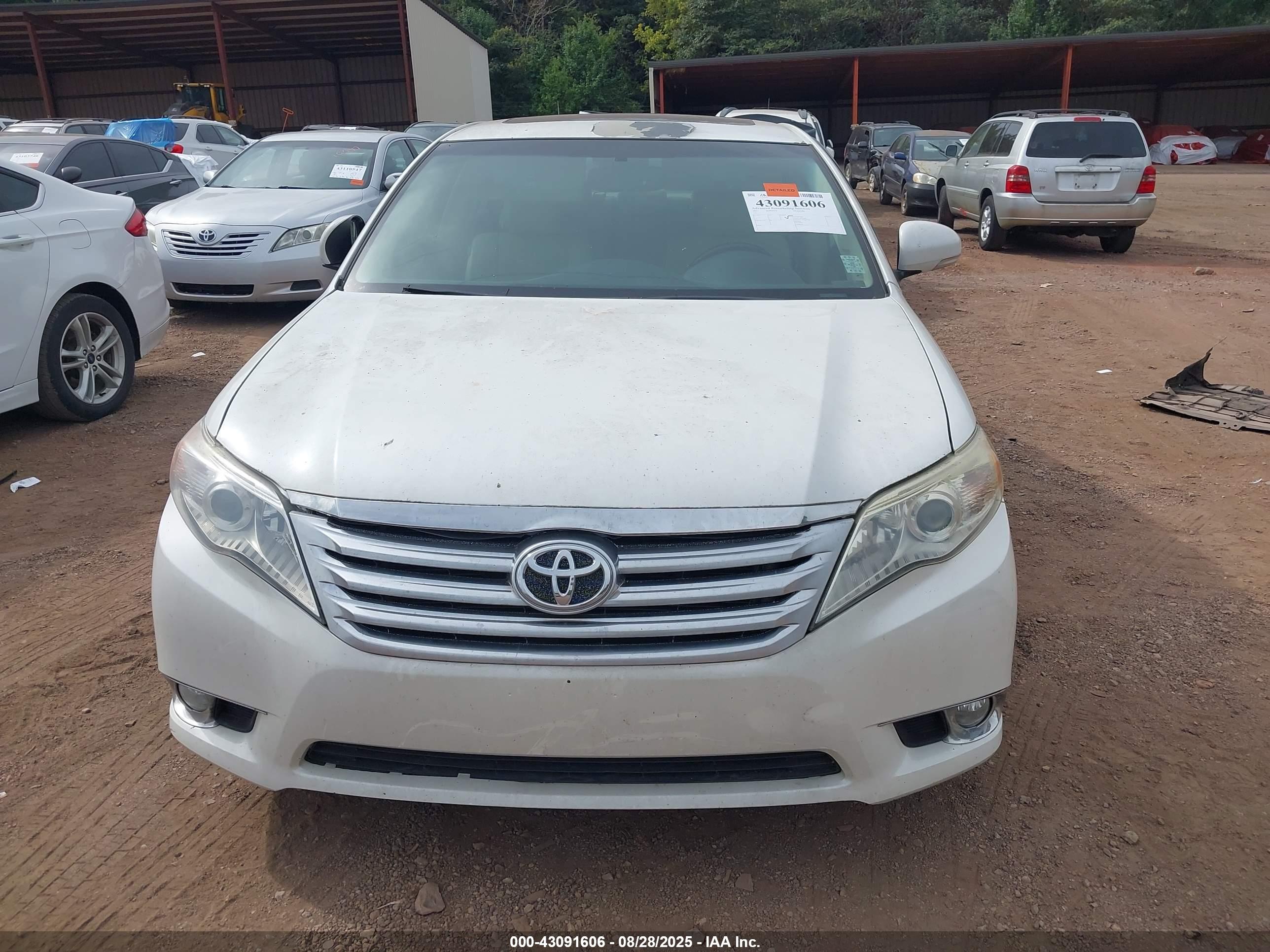 TOYOTA AVALON image 6