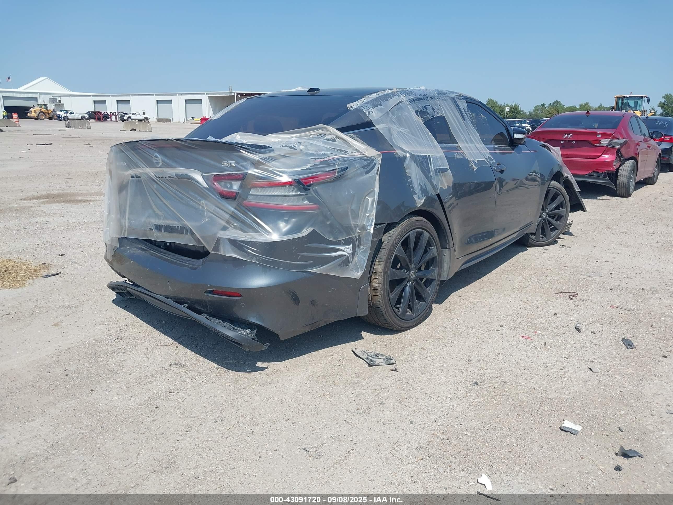 NISSAN MAXIMA image 4