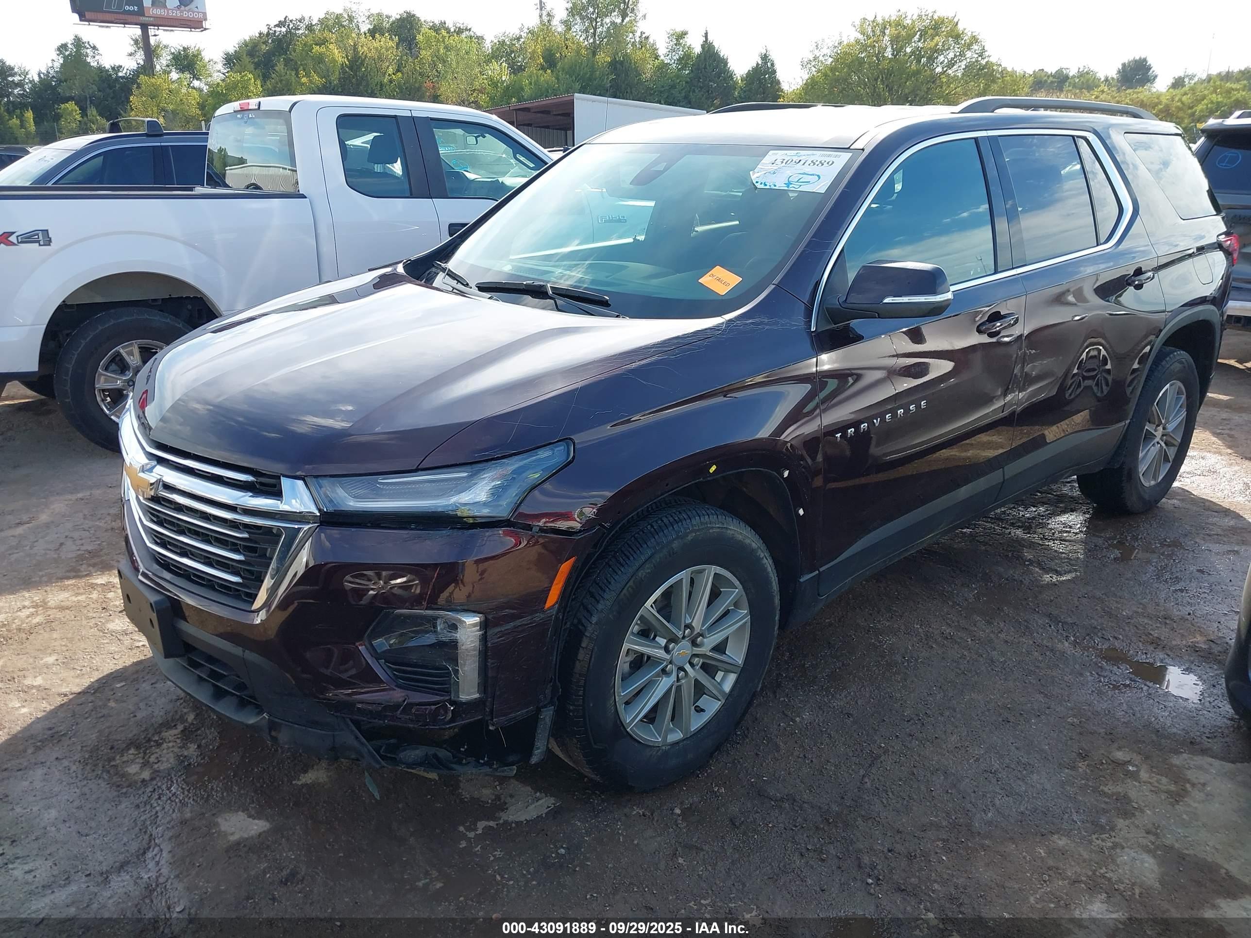 CHEVROLET TRAVERSE image 2