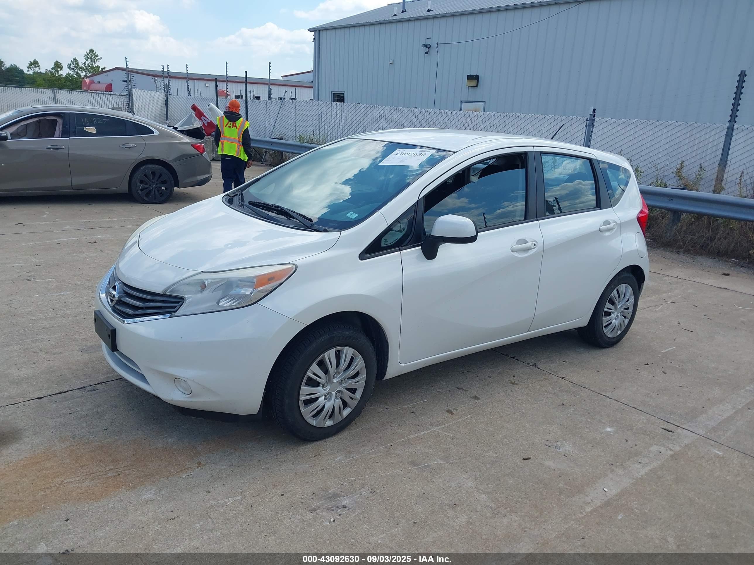 NISSAN VERSA image 2