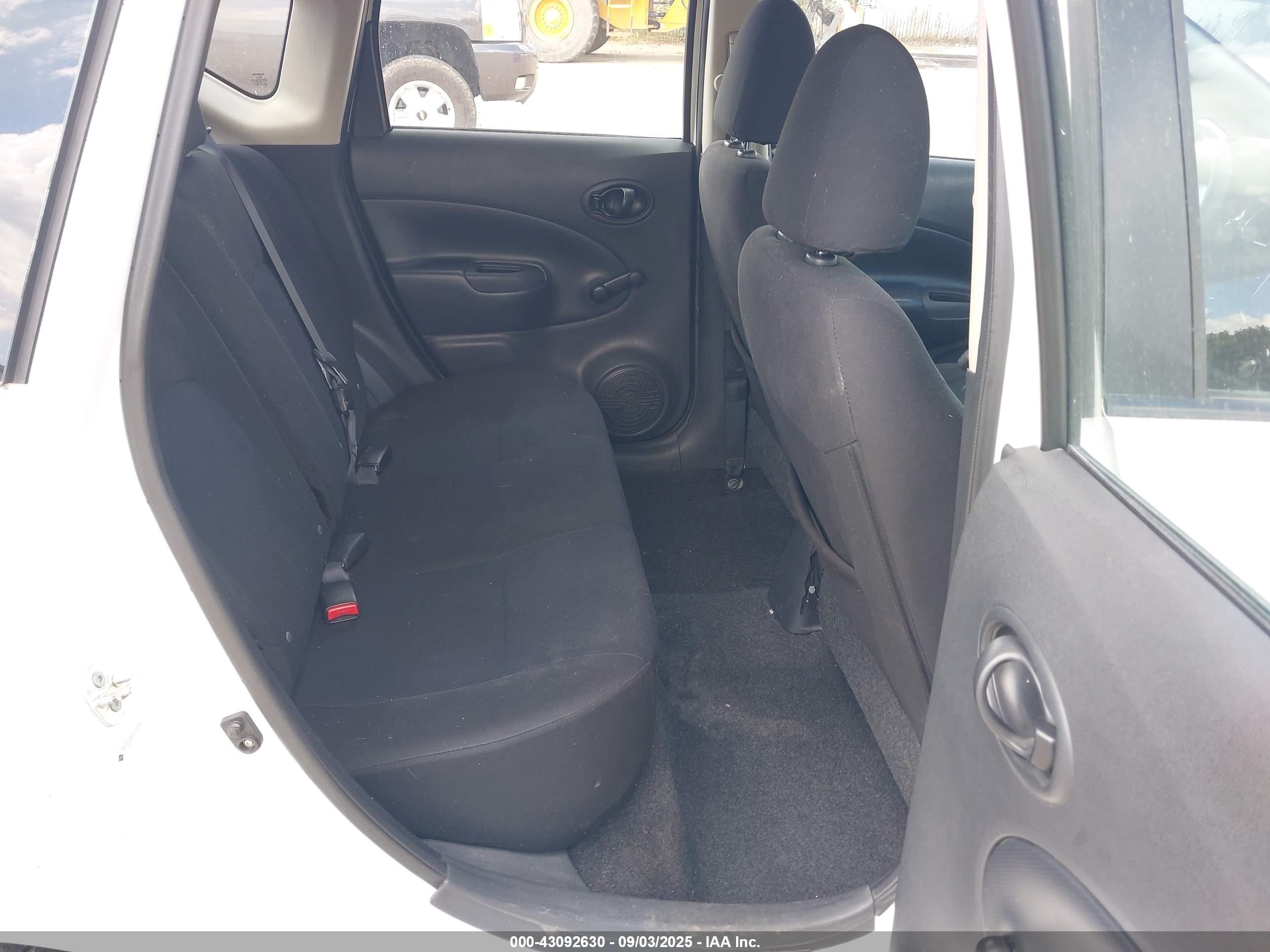 NISSAN VERSA image 8