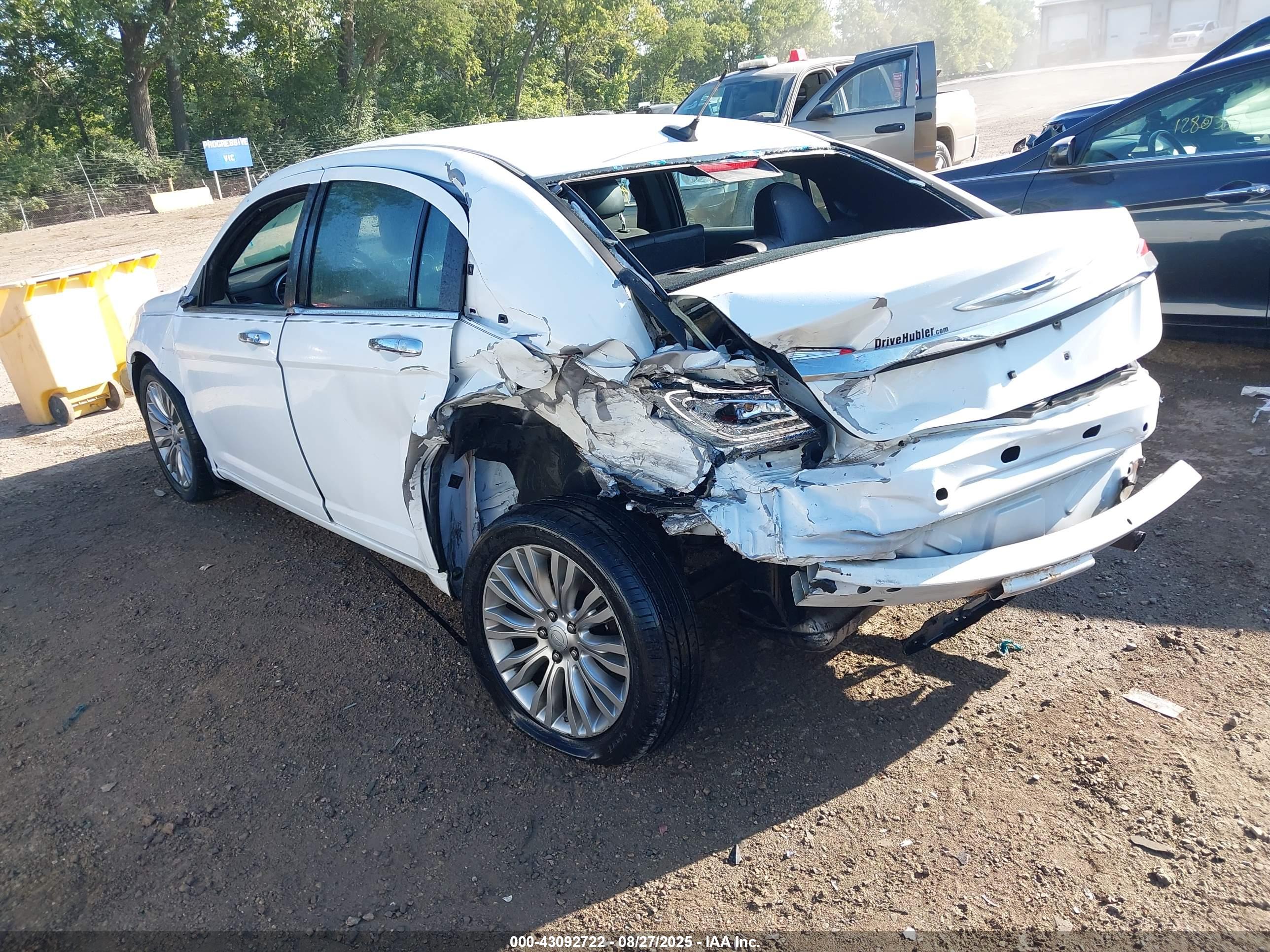 CHRYSLER 200 image 3