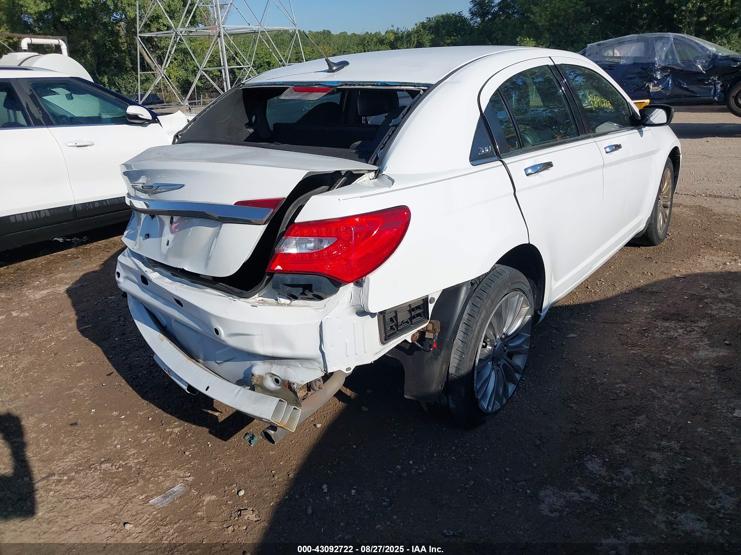 CHRYSLER 200 image 4