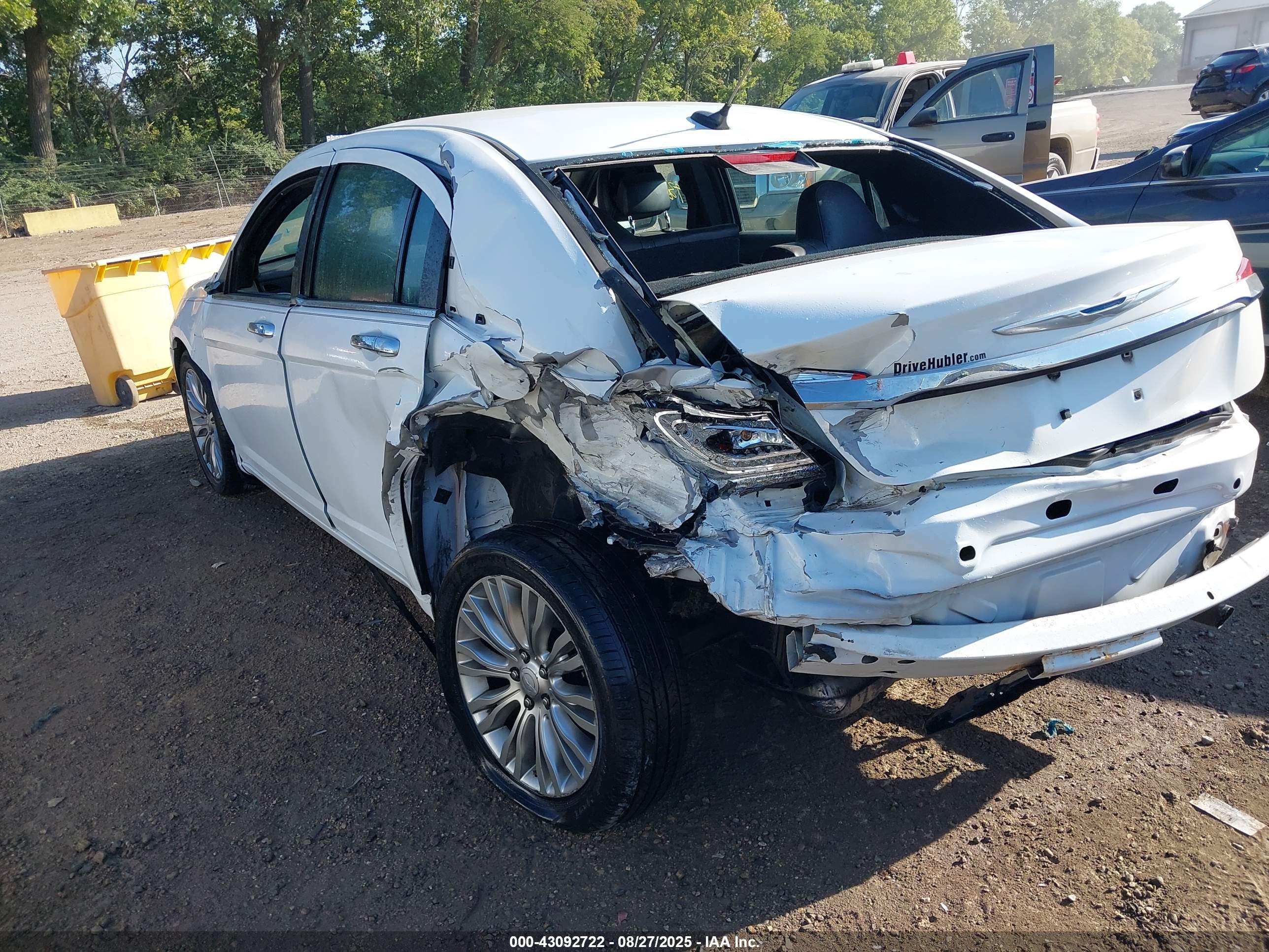 CHRYSLER 200 image 6