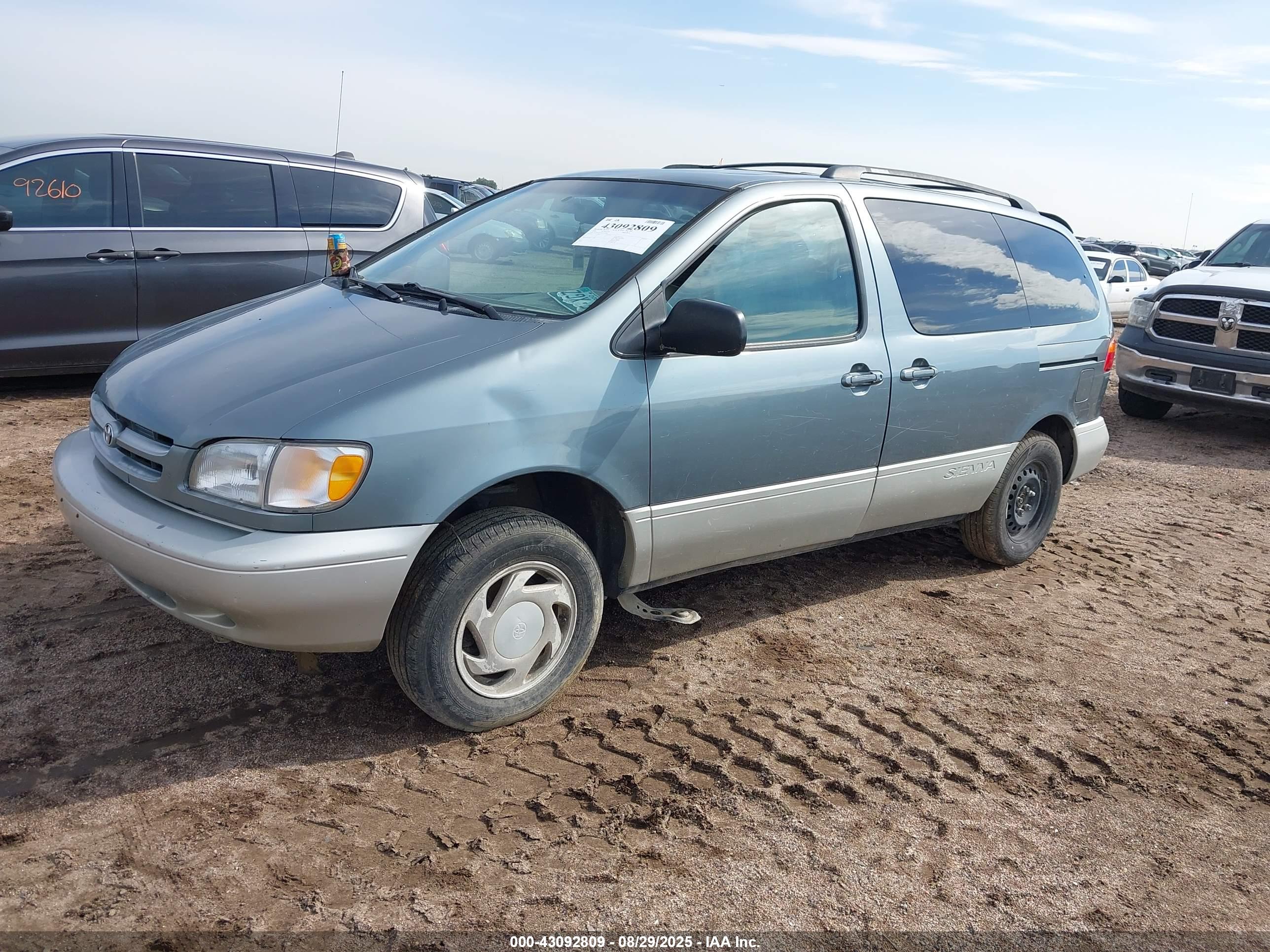 TOYOTA SIENNA image 2