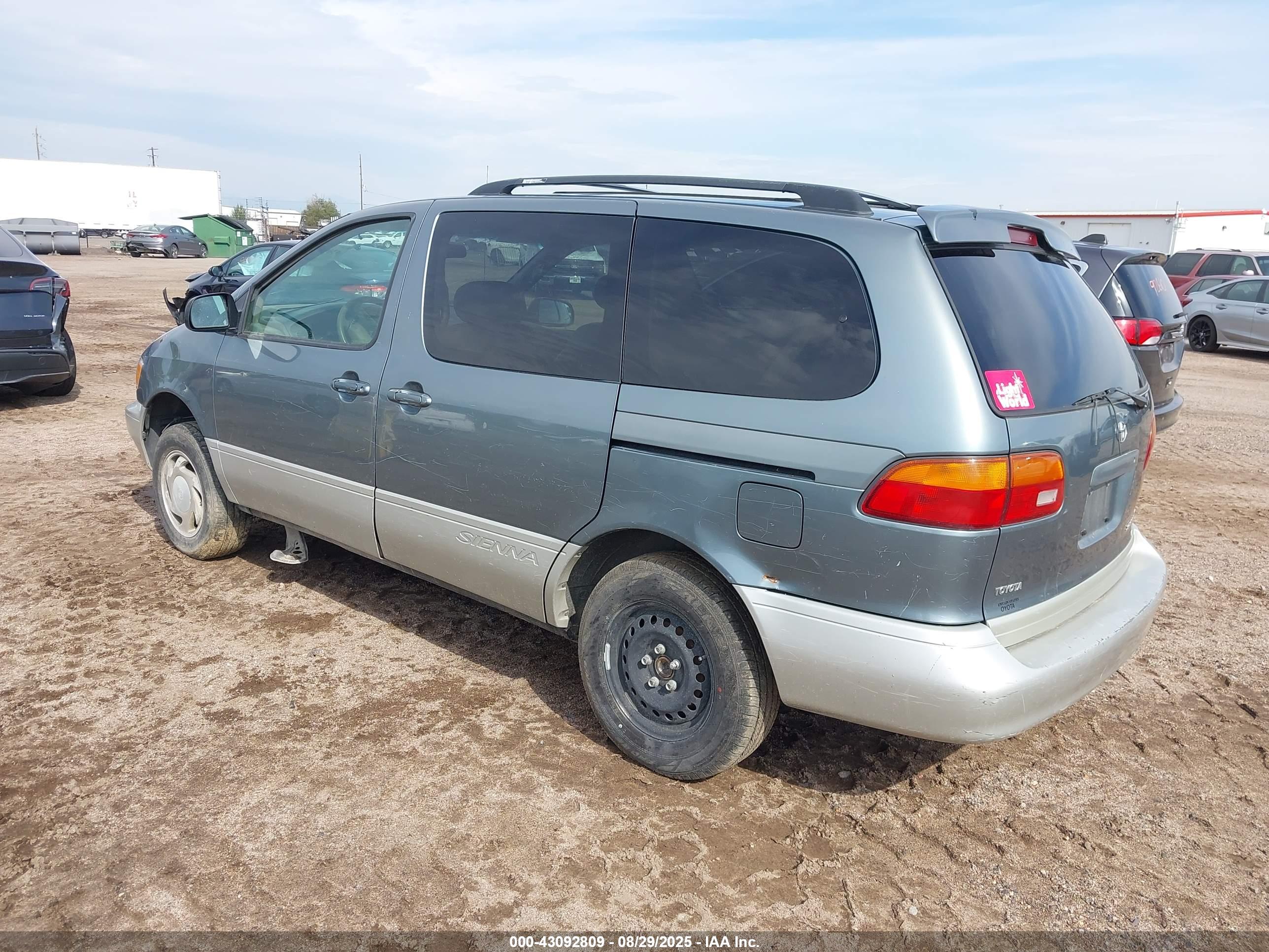 TOYOTA SIENNA image 3
