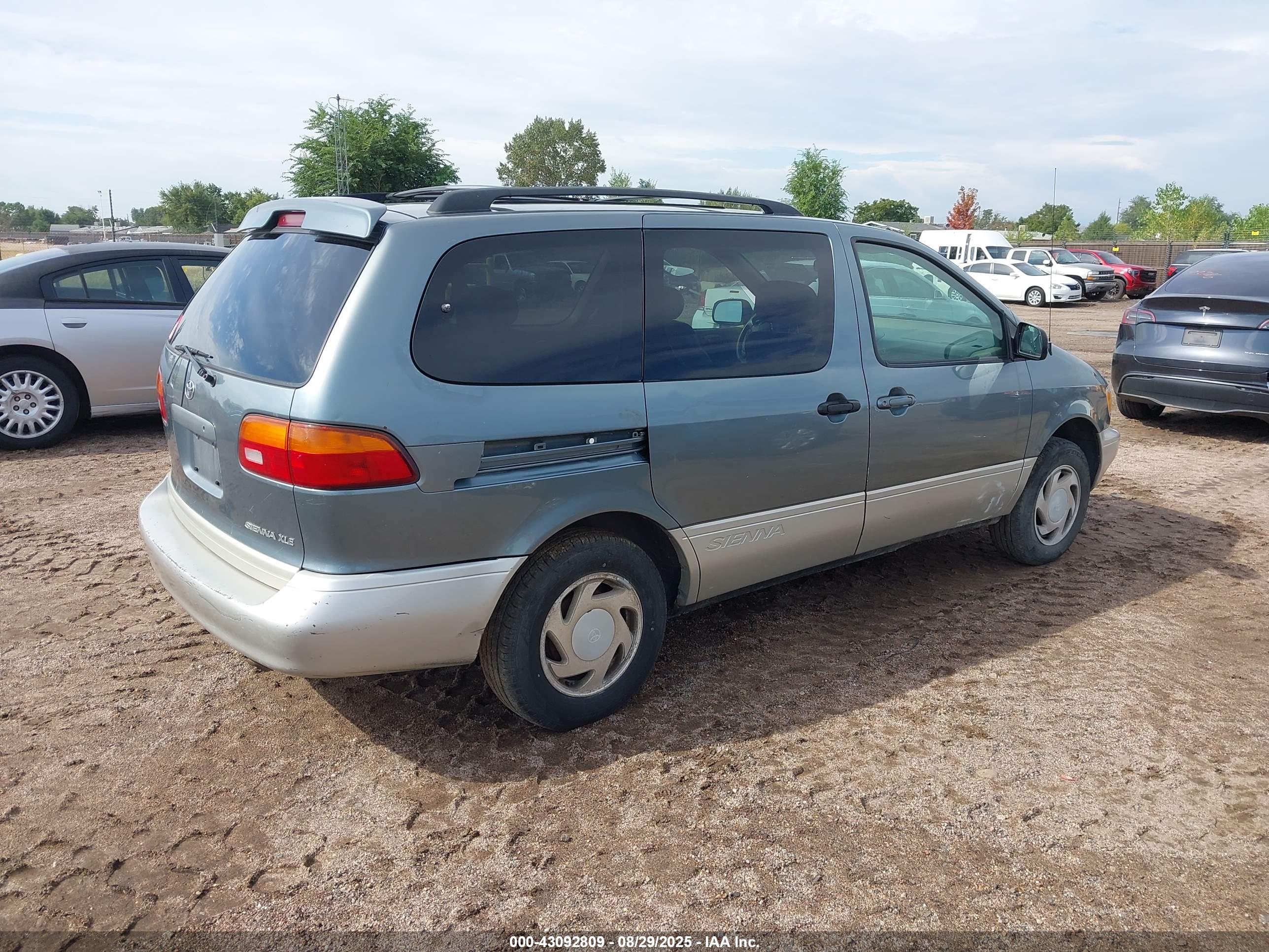 TOYOTA SIENNA image 4