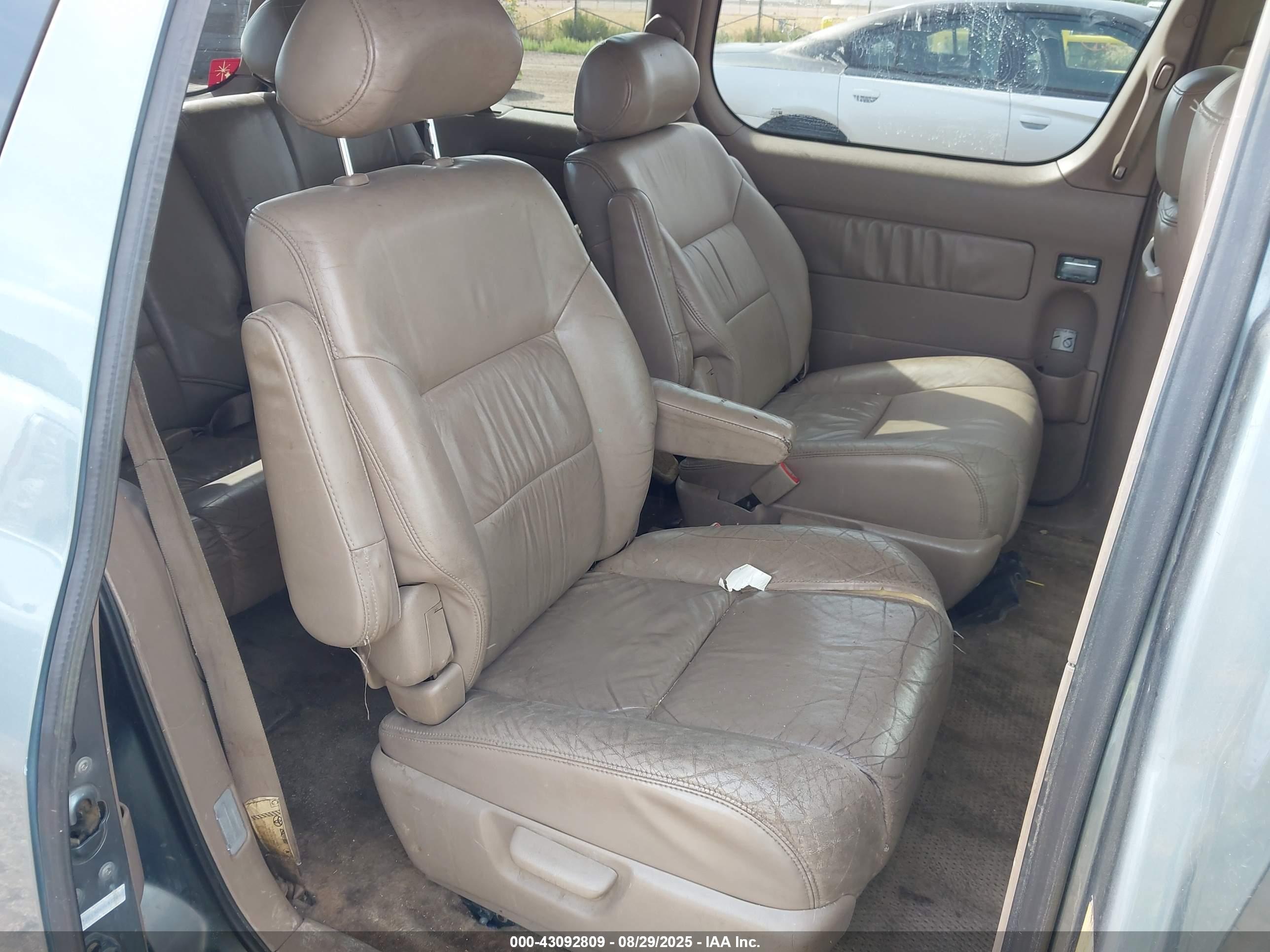 TOYOTA SIENNA image 8