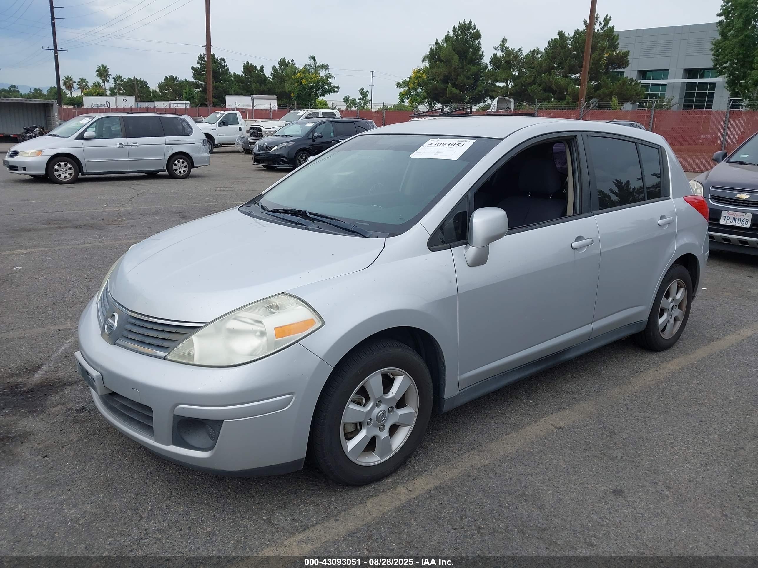 NISSAN VERSA image 2