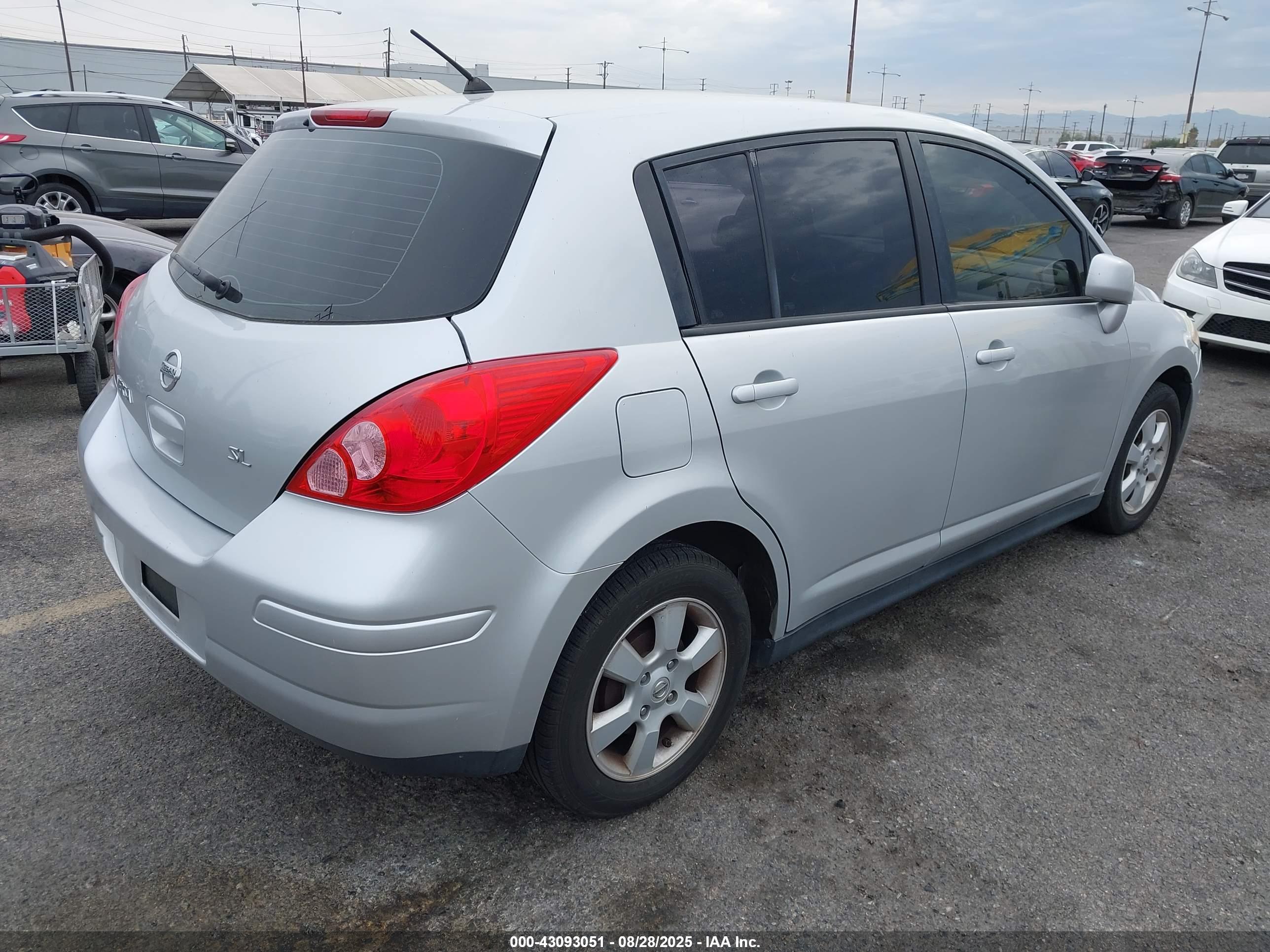 NISSAN VERSA image 4