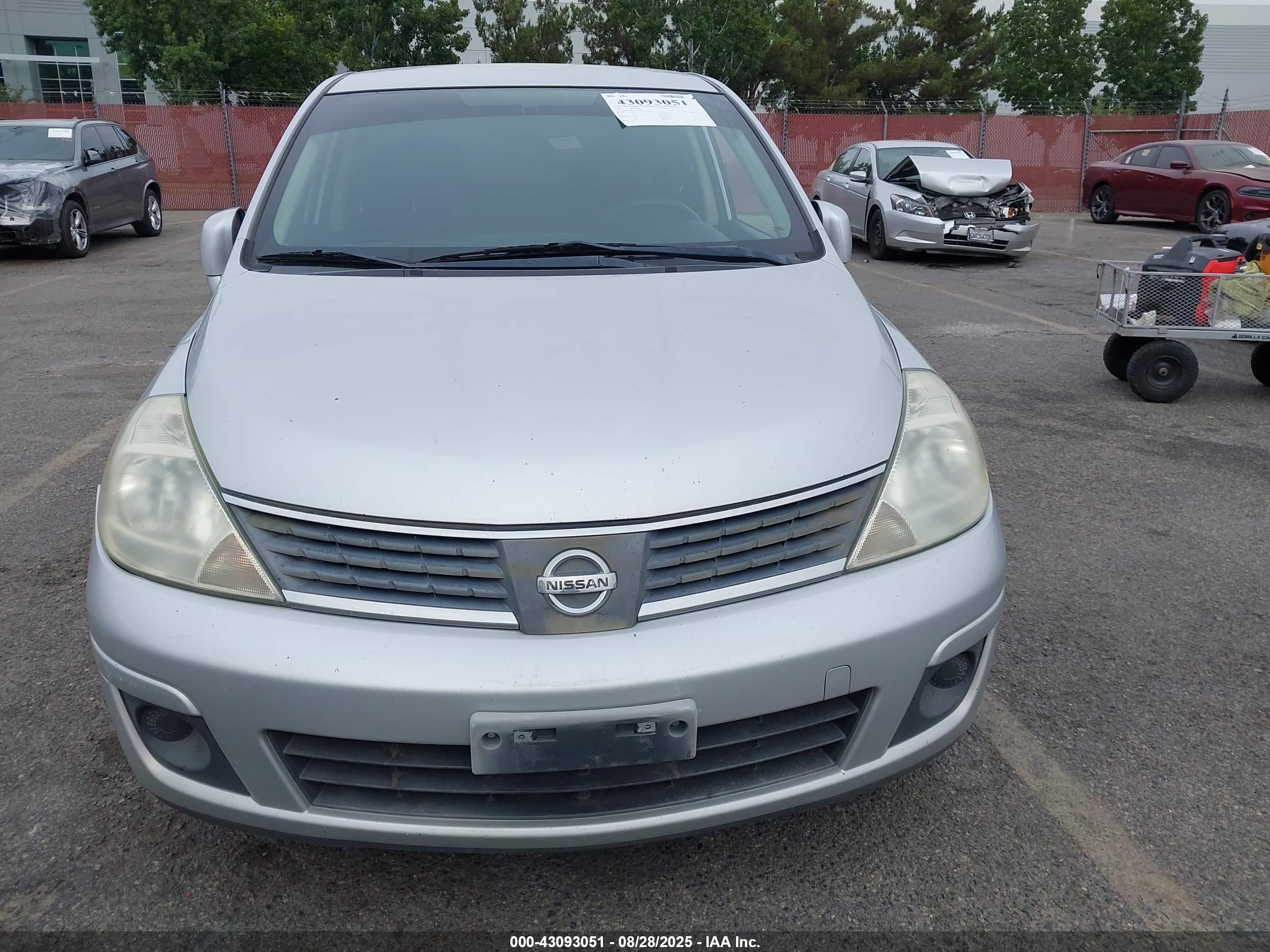 NISSAN VERSA image 6