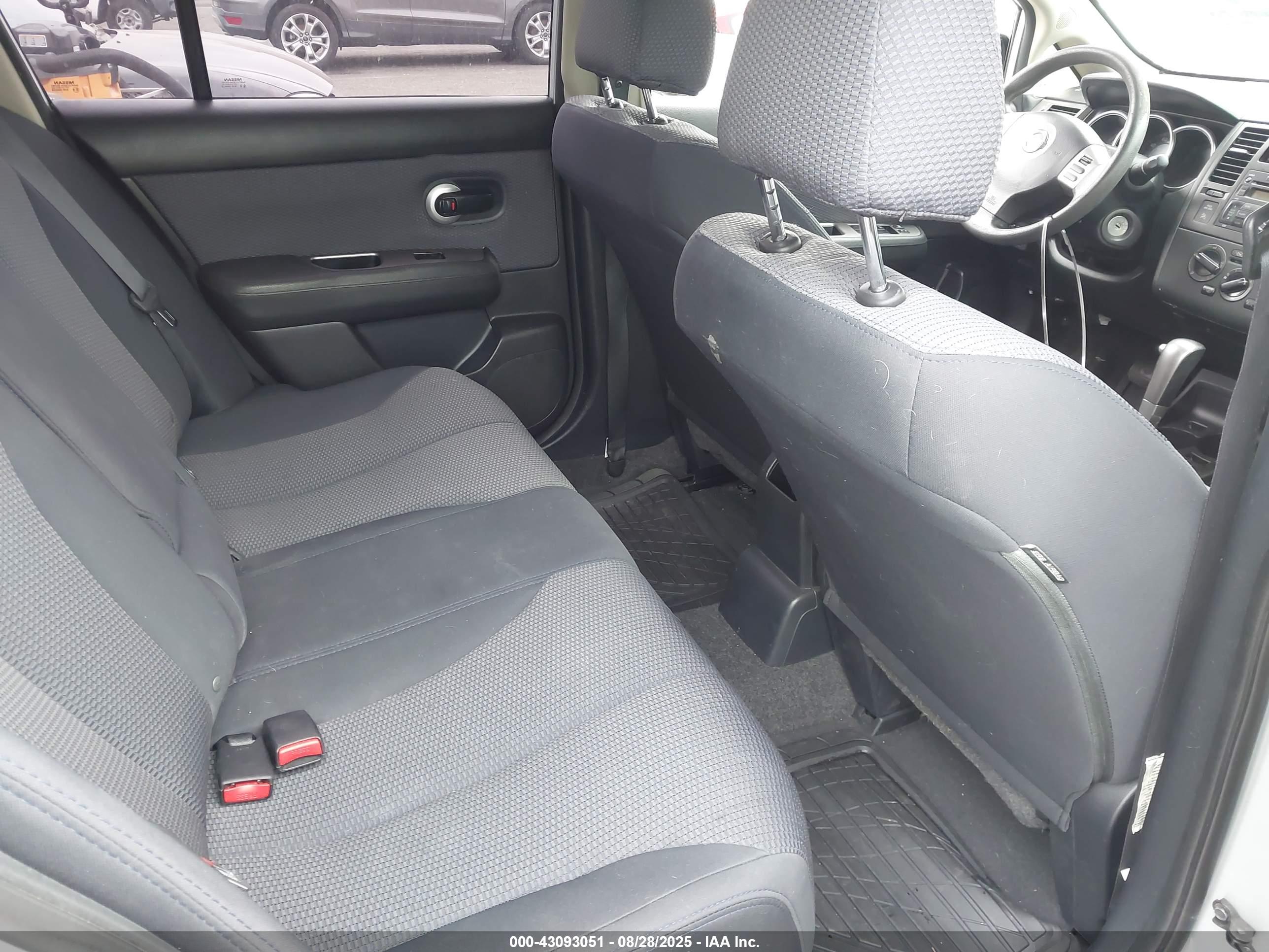 NISSAN VERSA image 8