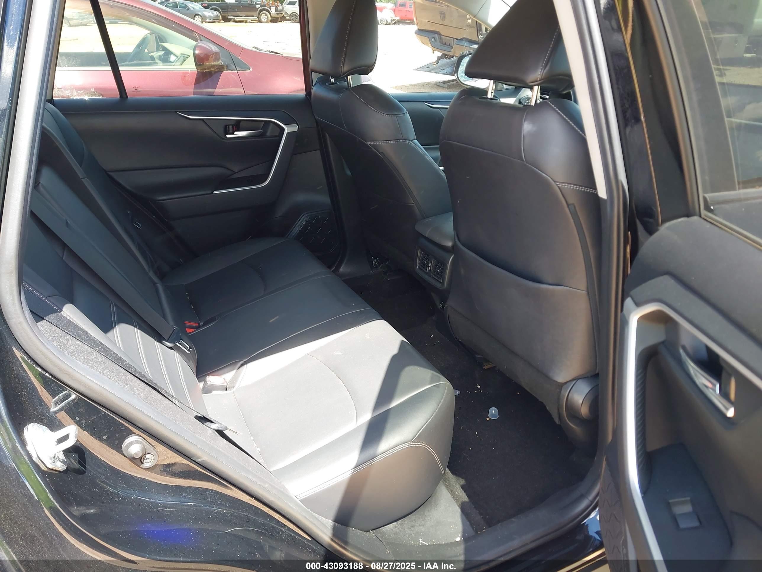 TOYOTA RAV4 image 8