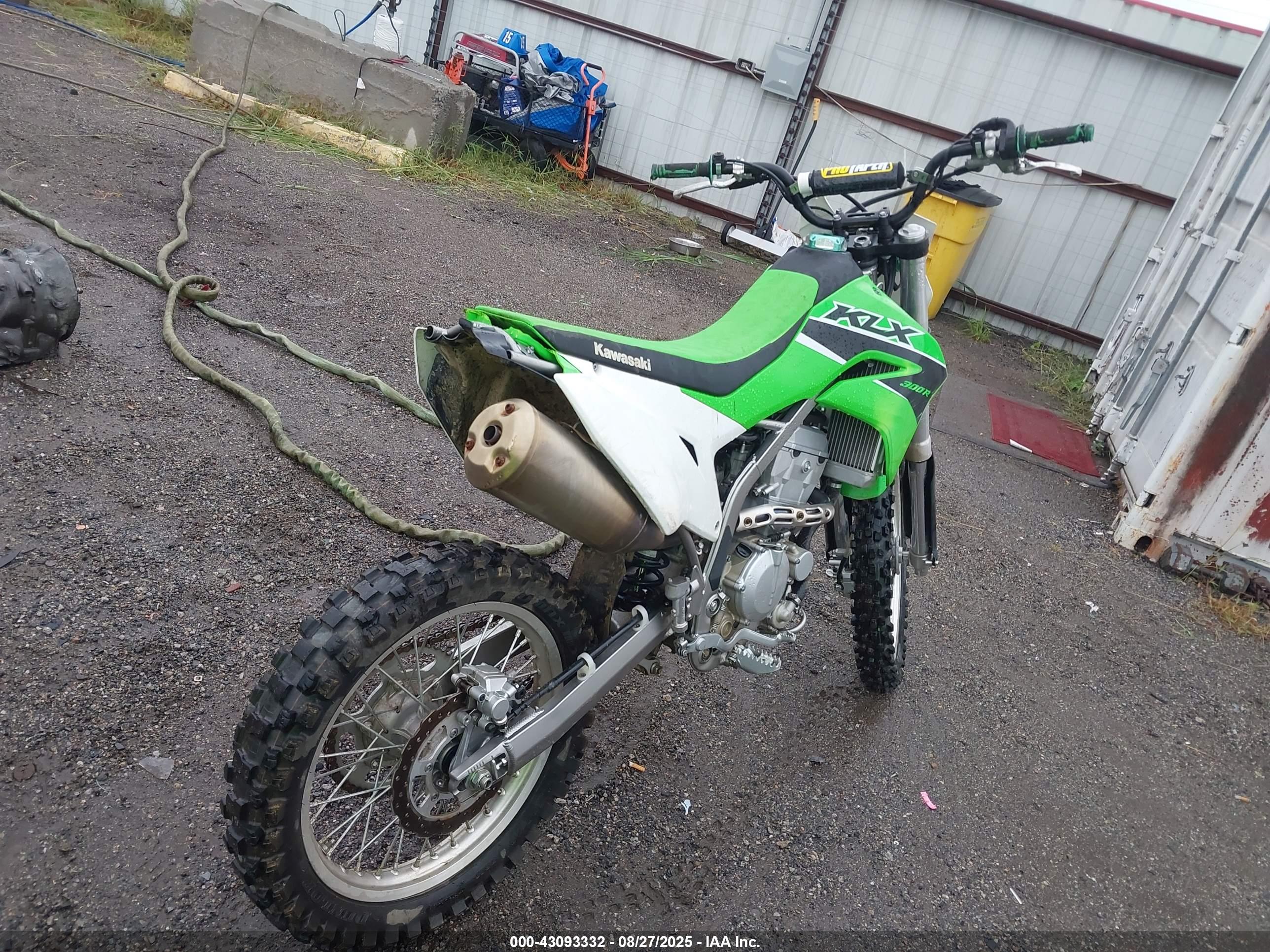 KAWASAKI KLX300 image 4