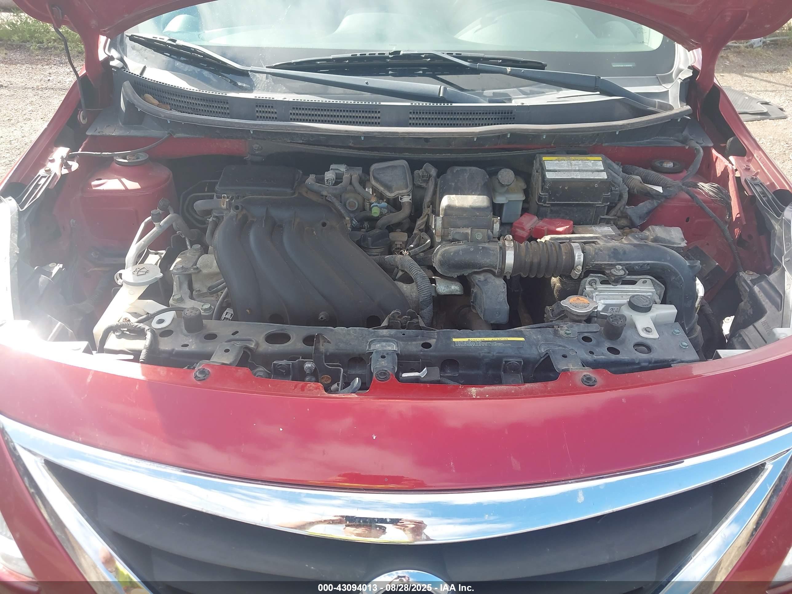 NISSAN VERSA image 10