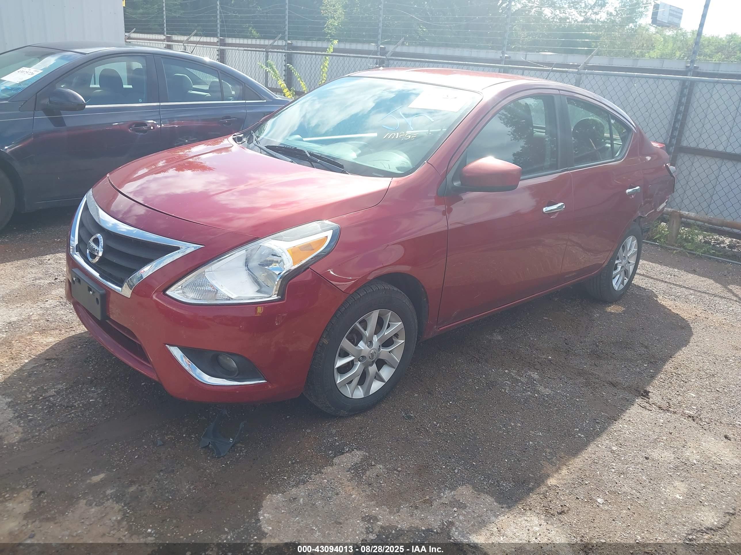 NISSAN VERSA image 2