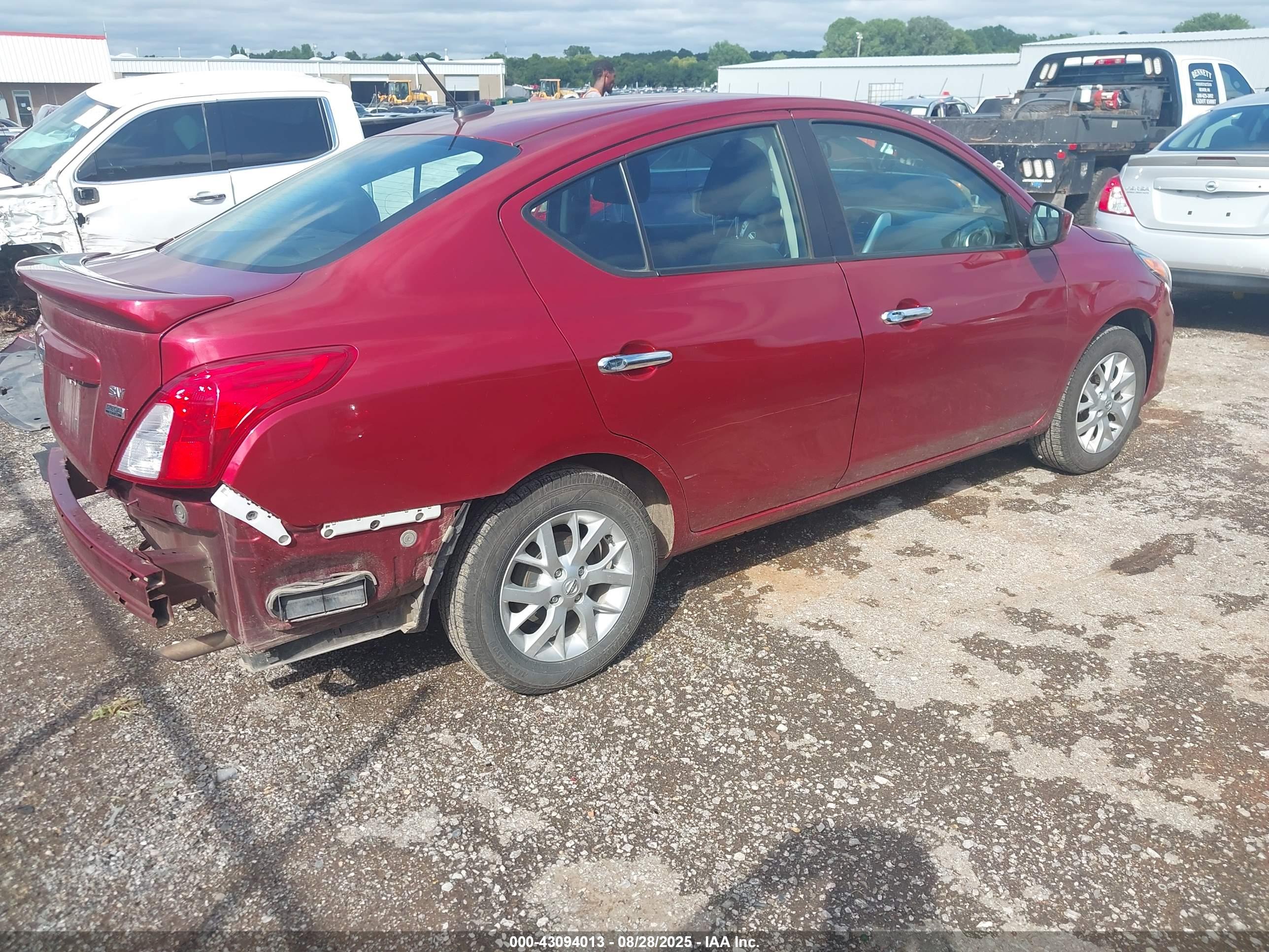 NISSAN VERSA image 4
