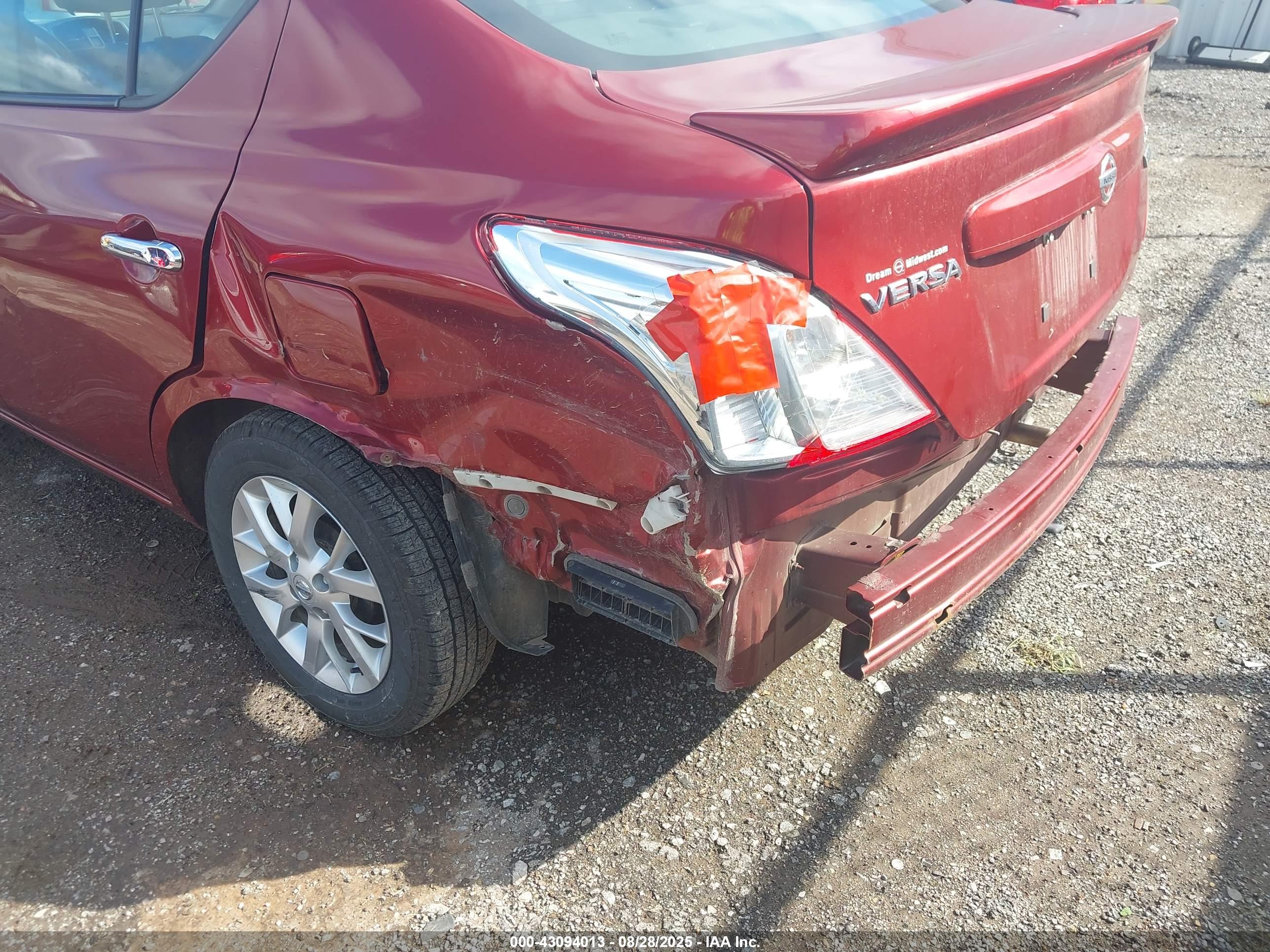 NISSAN VERSA image 6