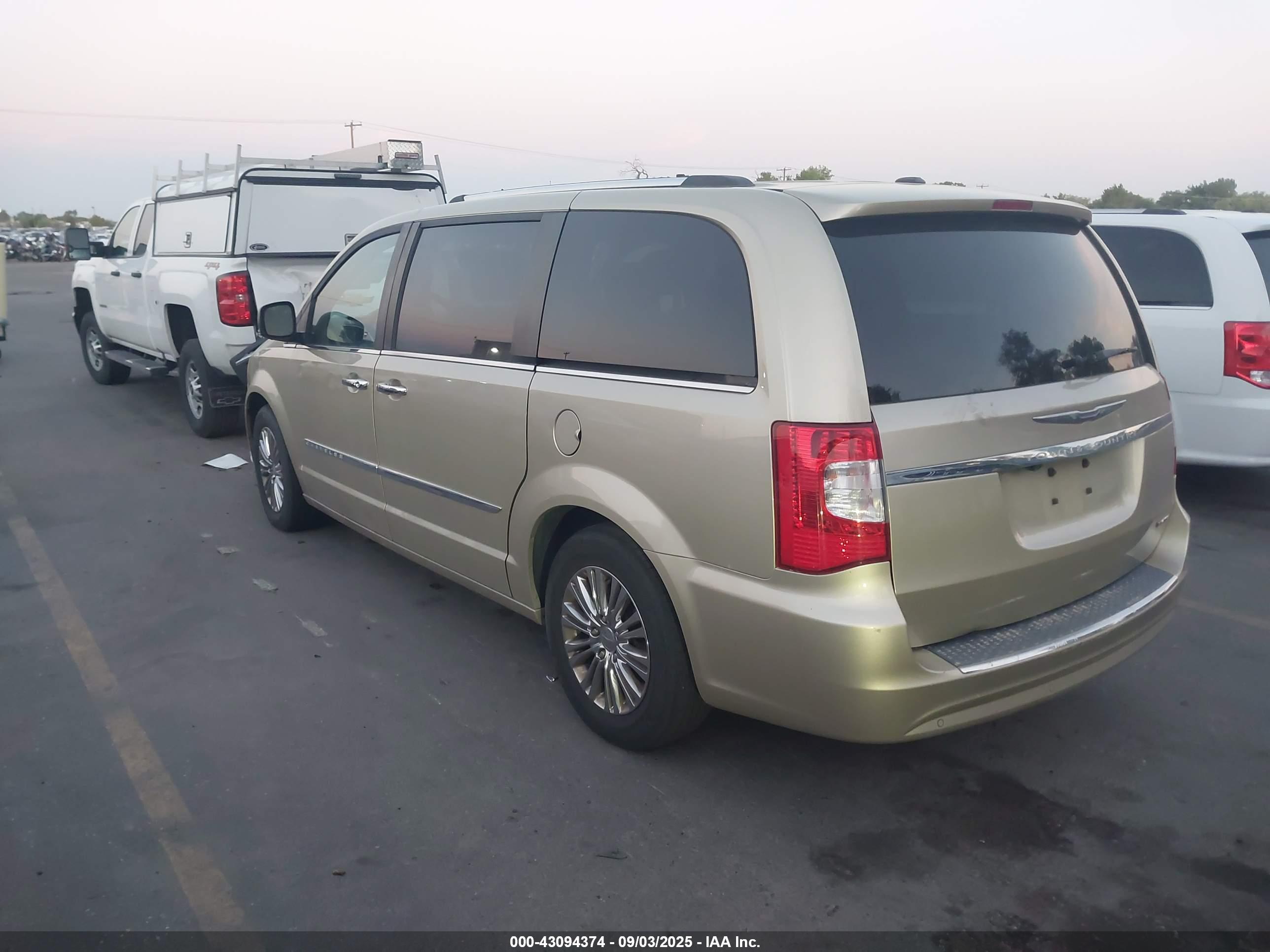 CHRYSLER TOWN image 3