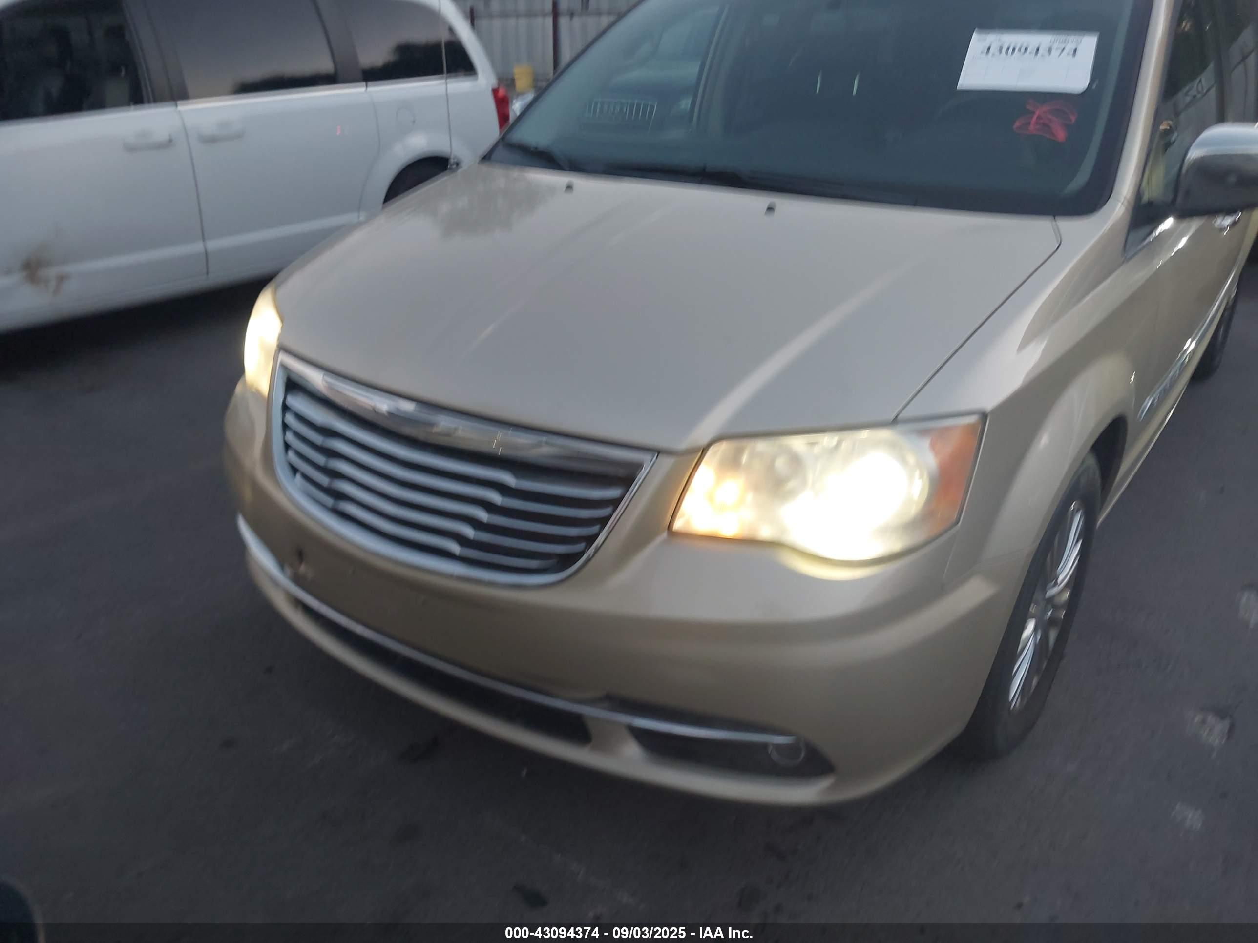 CHRYSLER TOWN image 6