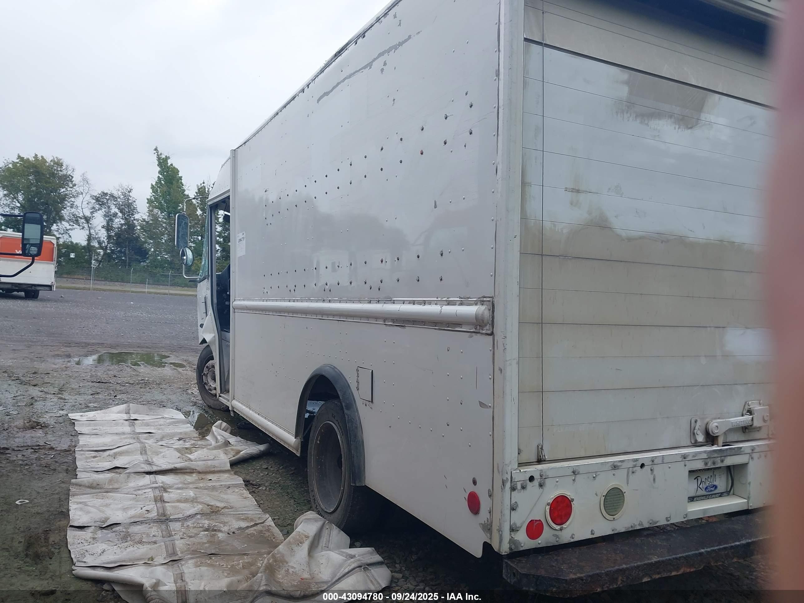 FREIGHTLINER CHASSIS image 3