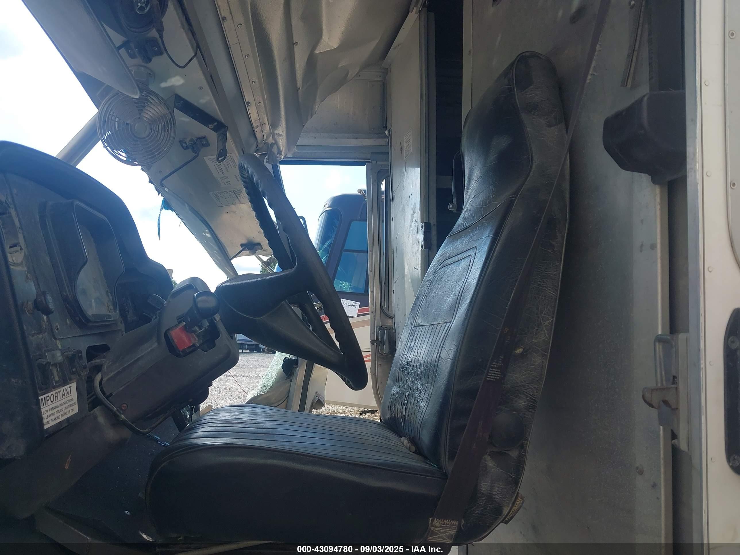 FREIGHTLINER CHASSIS image 8