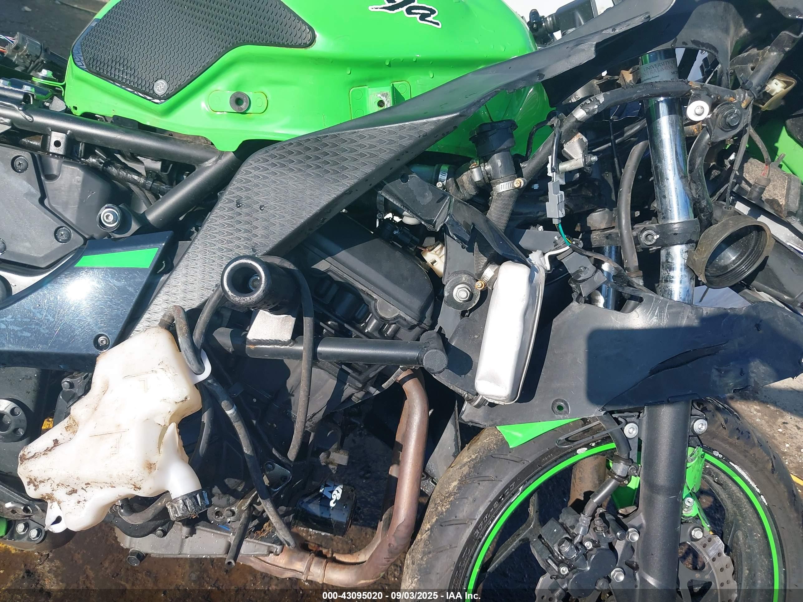 KAWASAKI EX300 image 8