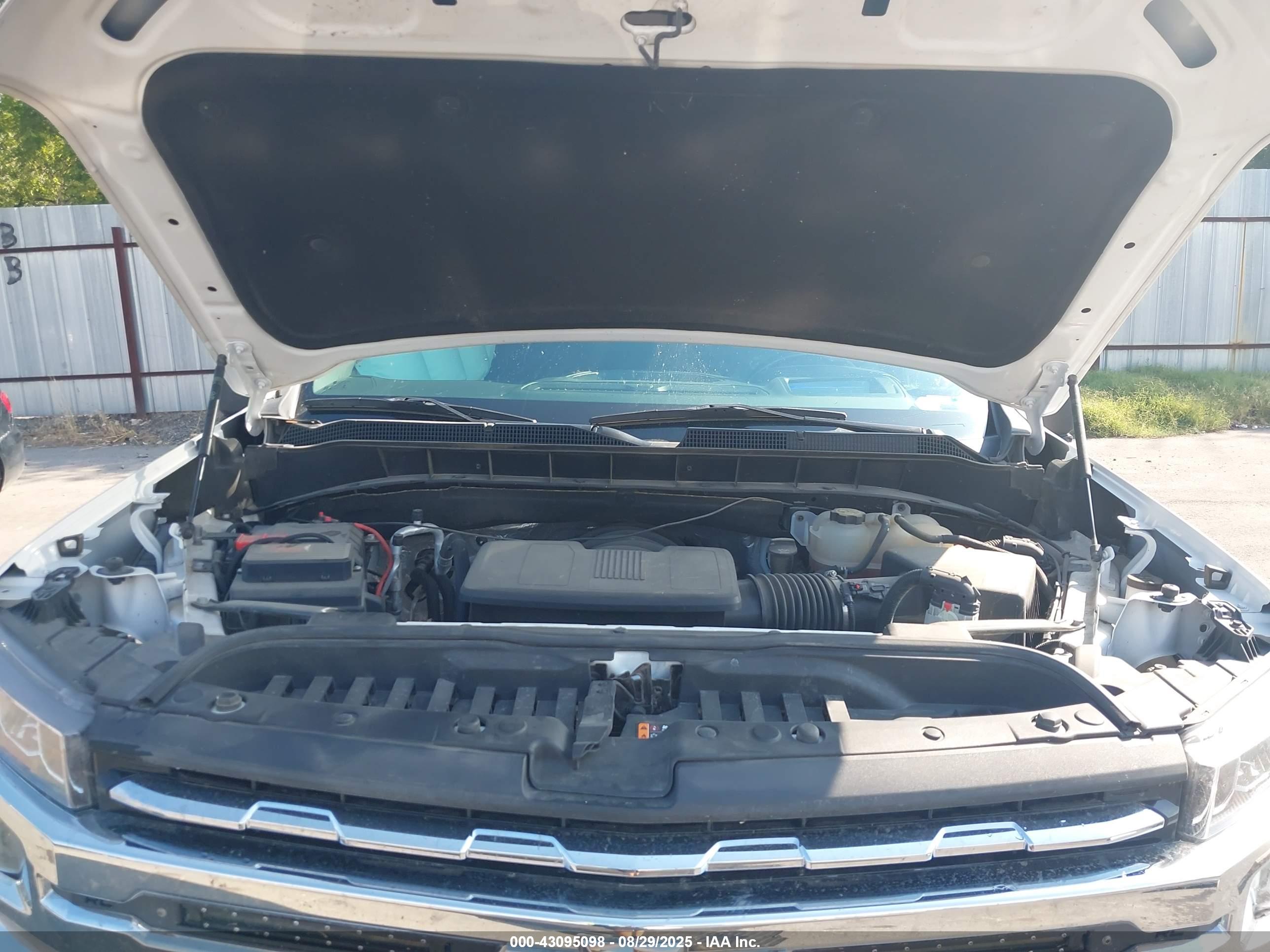 CHEVROLET SILVERADO image 10