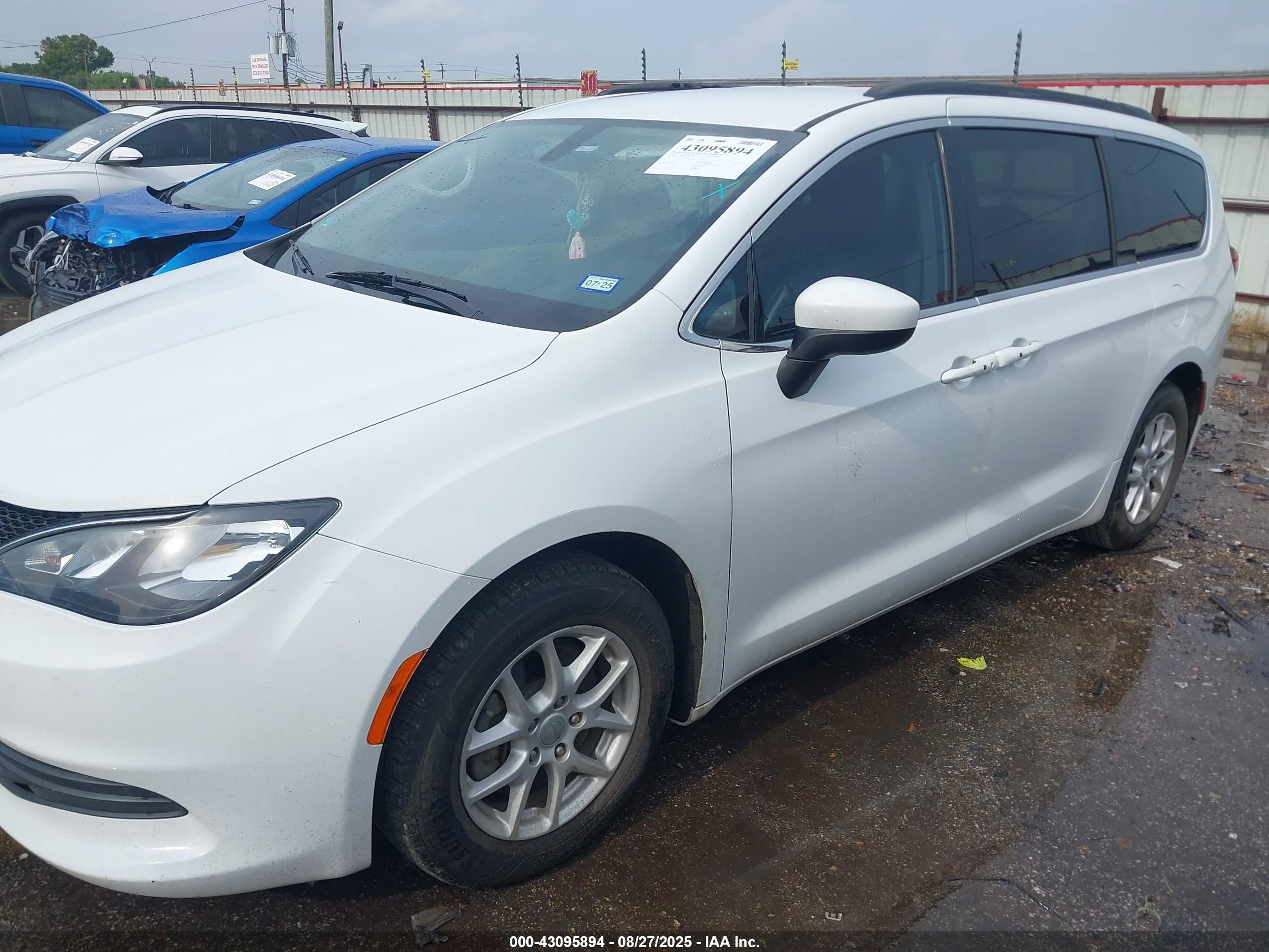 CHRYSLER VOYAGER image 2