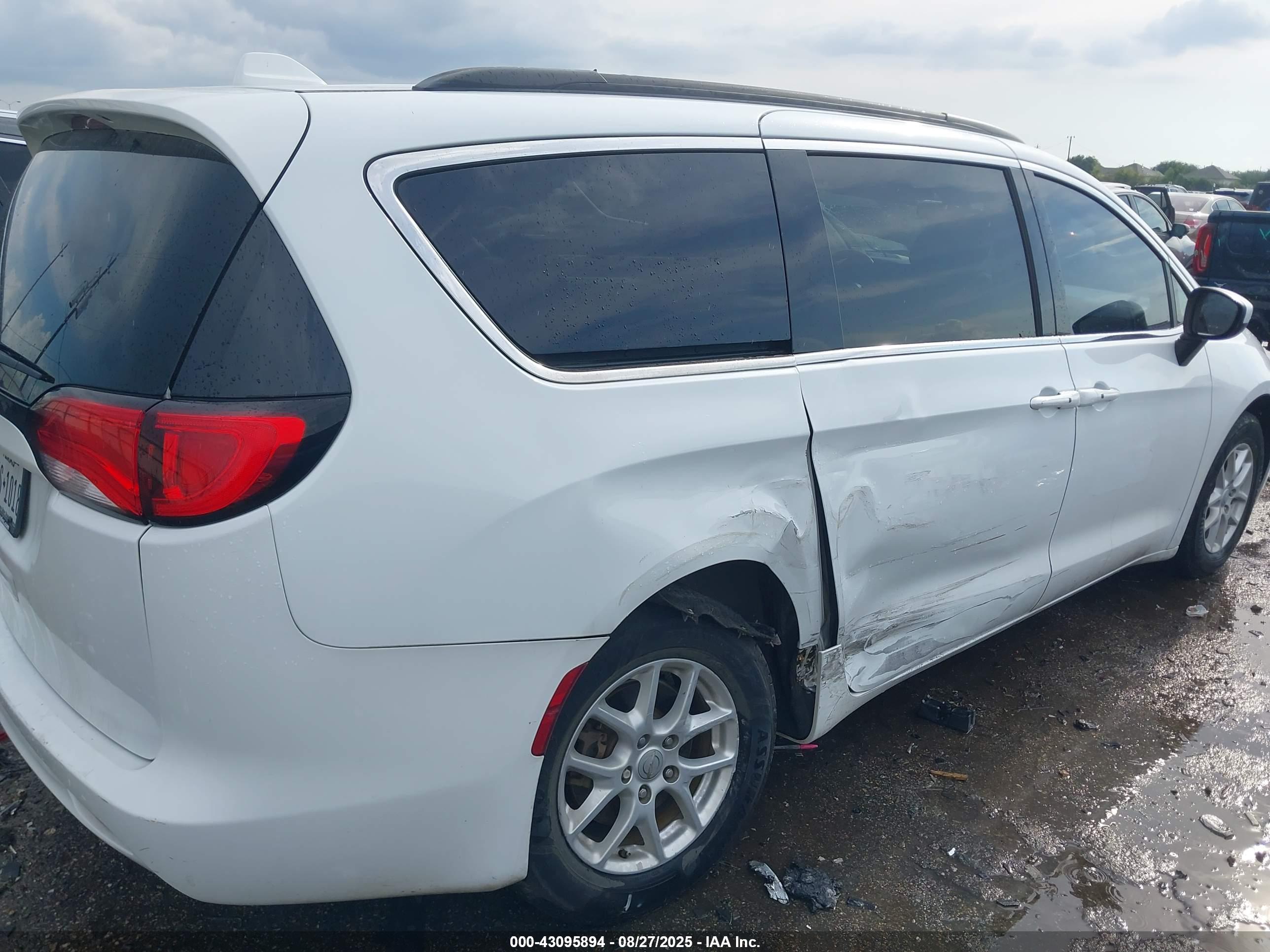 CHRYSLER VOYAGER image 4