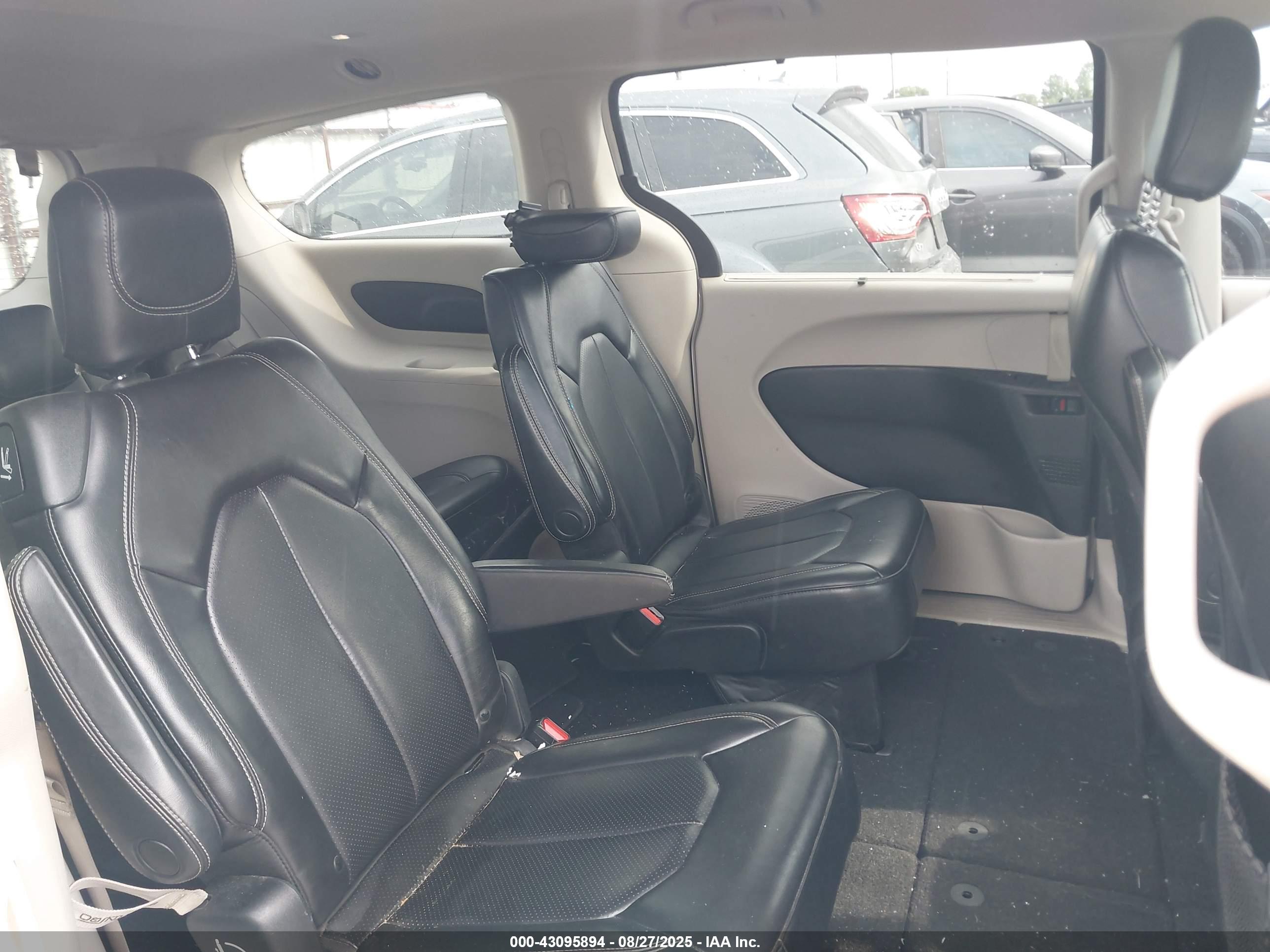 CHRYSLER VOYAGER image 8