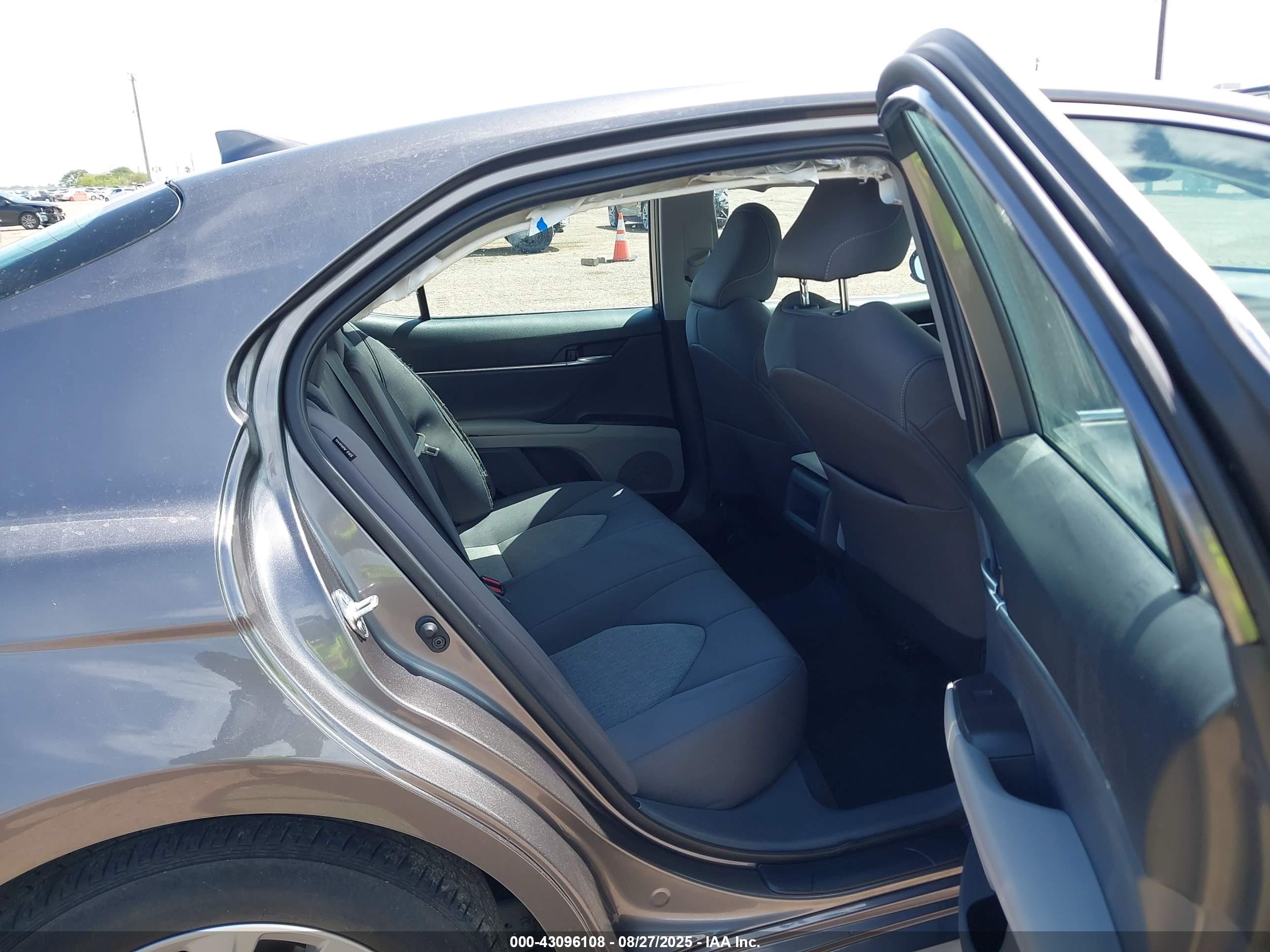 TOYOTA CAMRY image 8