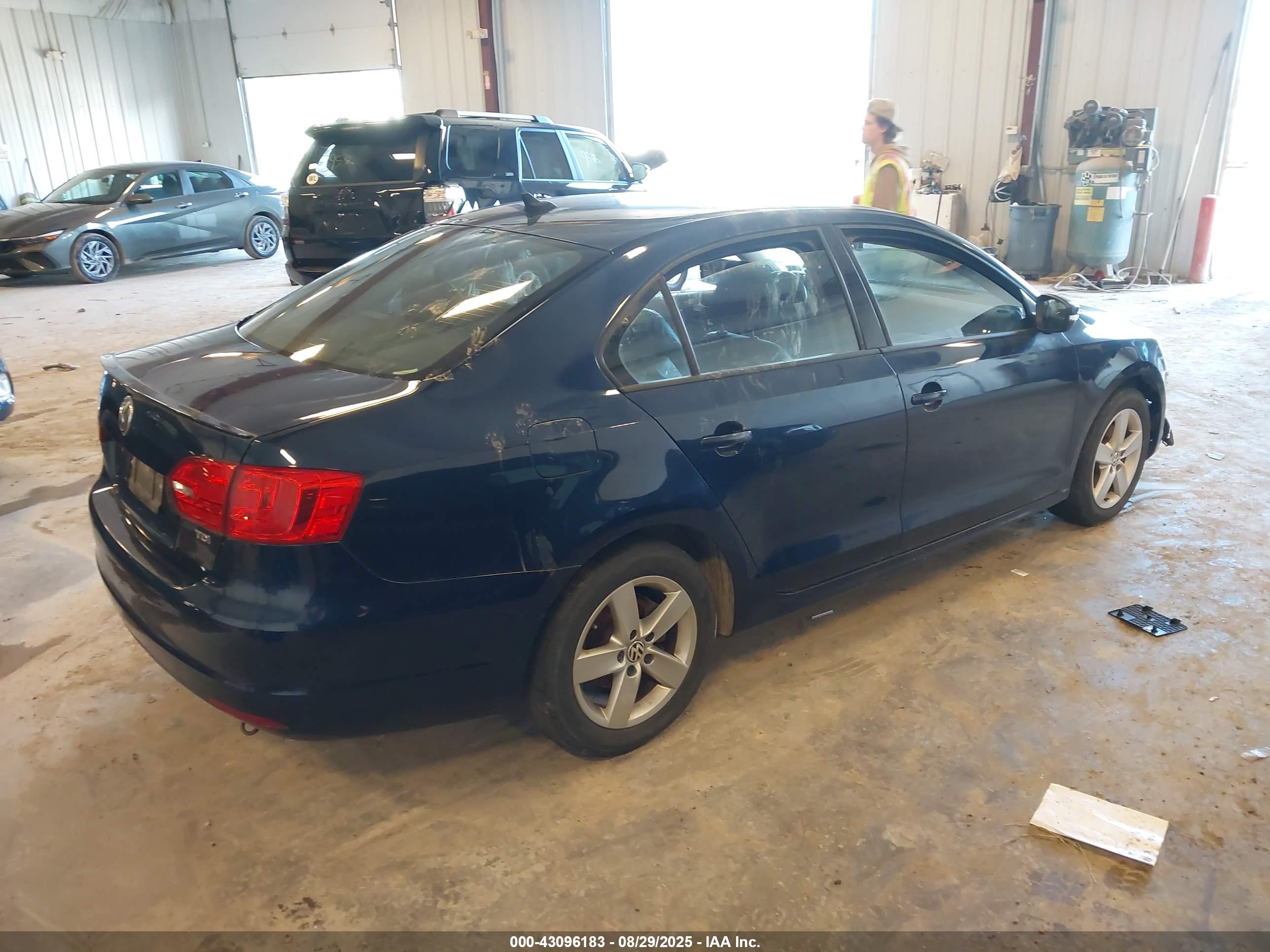 VOLKSWAGEN JETTA image 4