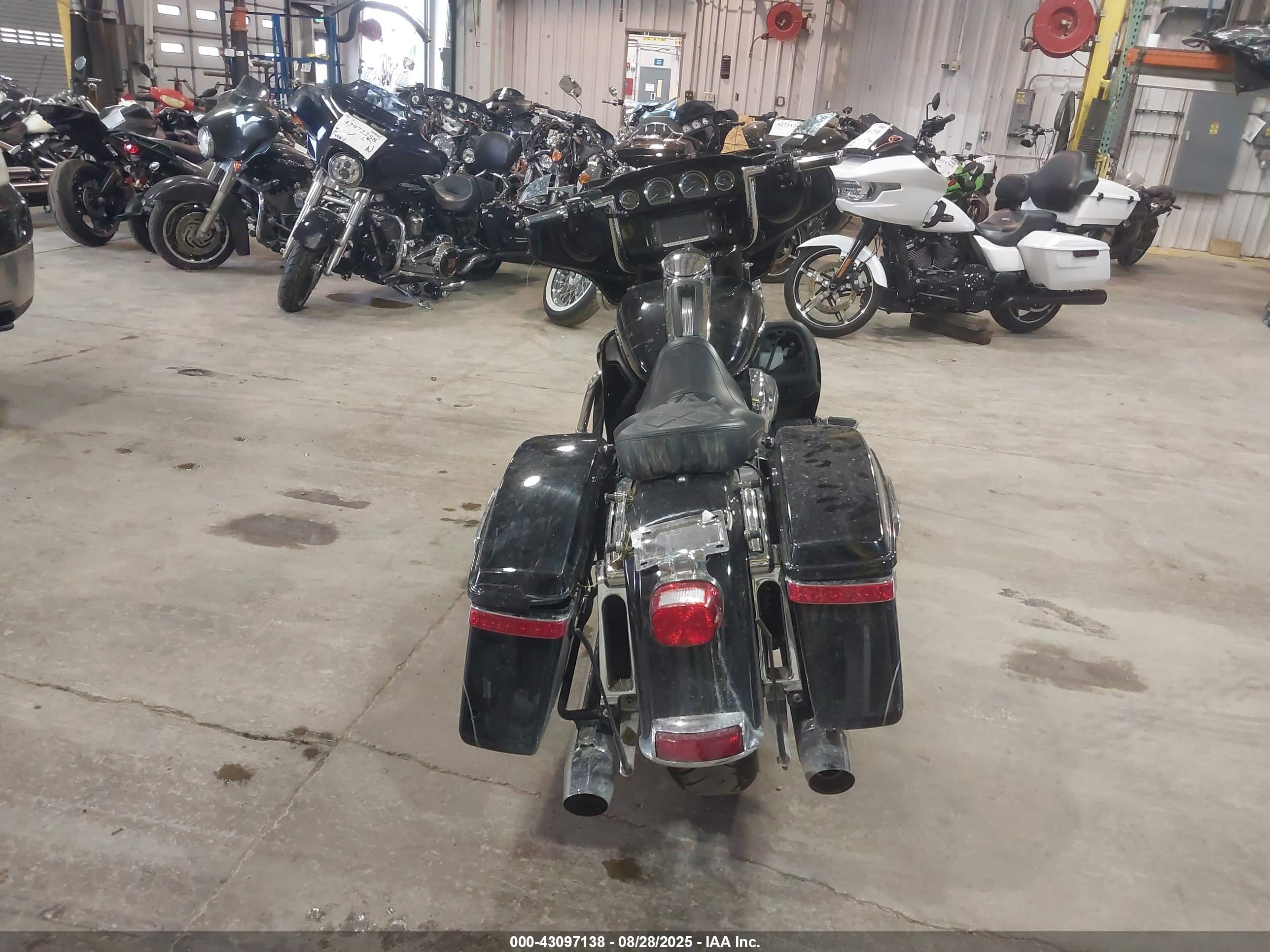 HARLEY-DAVIDSON FLHTK image 6