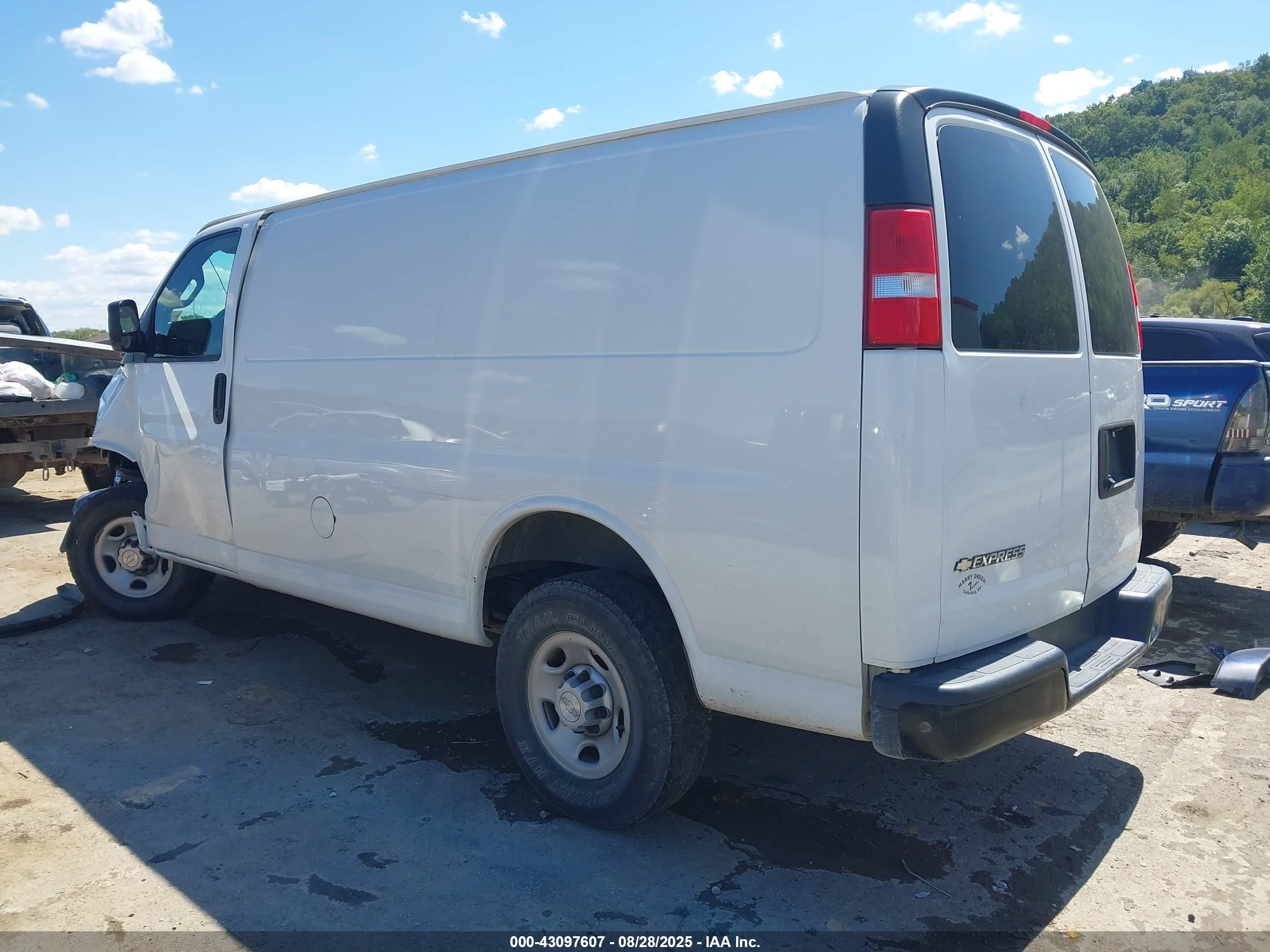 CHEVROLET EXPRESS image 3