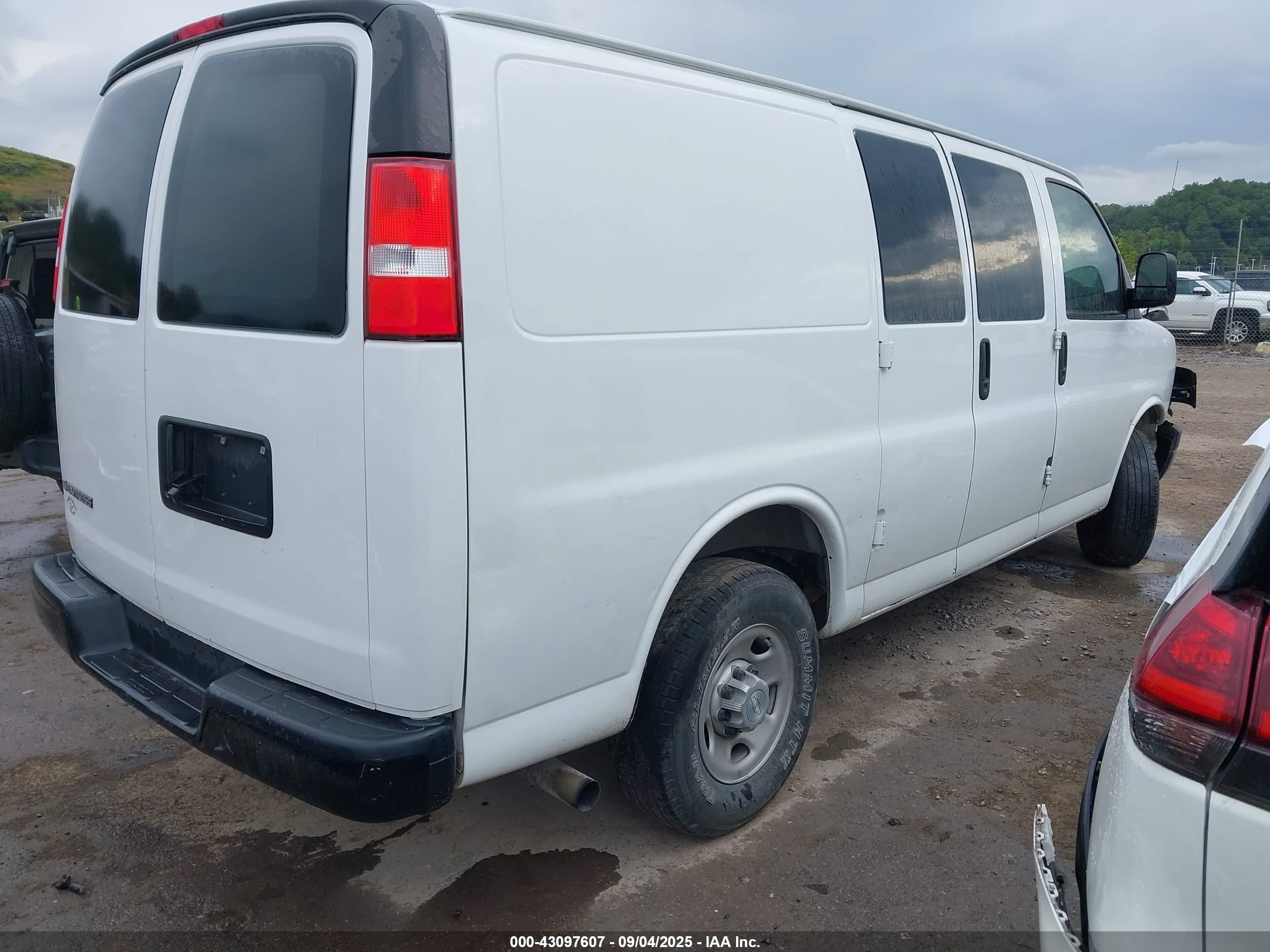 CHEVROLET EXPRESS image 4