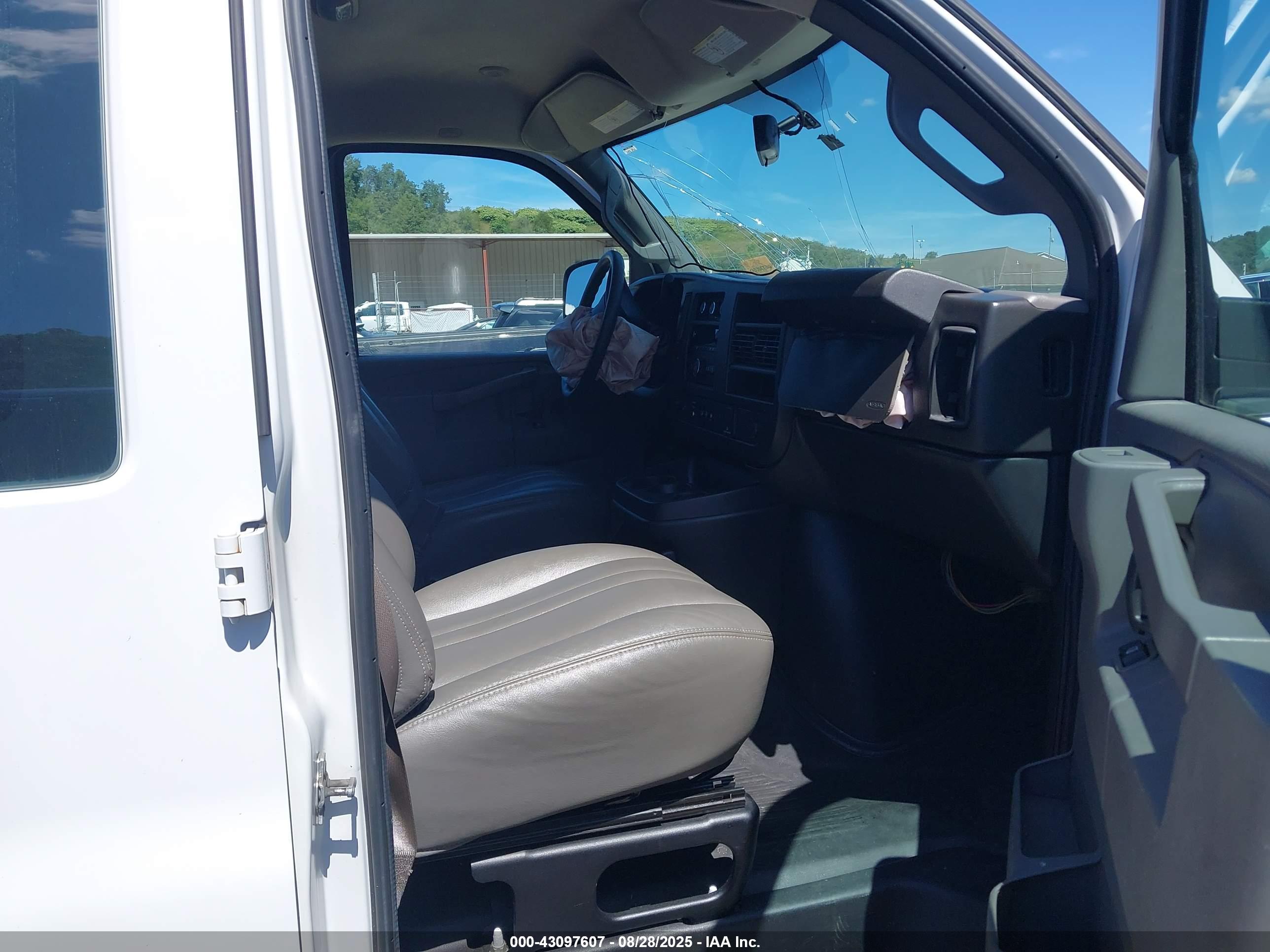 CHEVROLET EXPRESS image 5