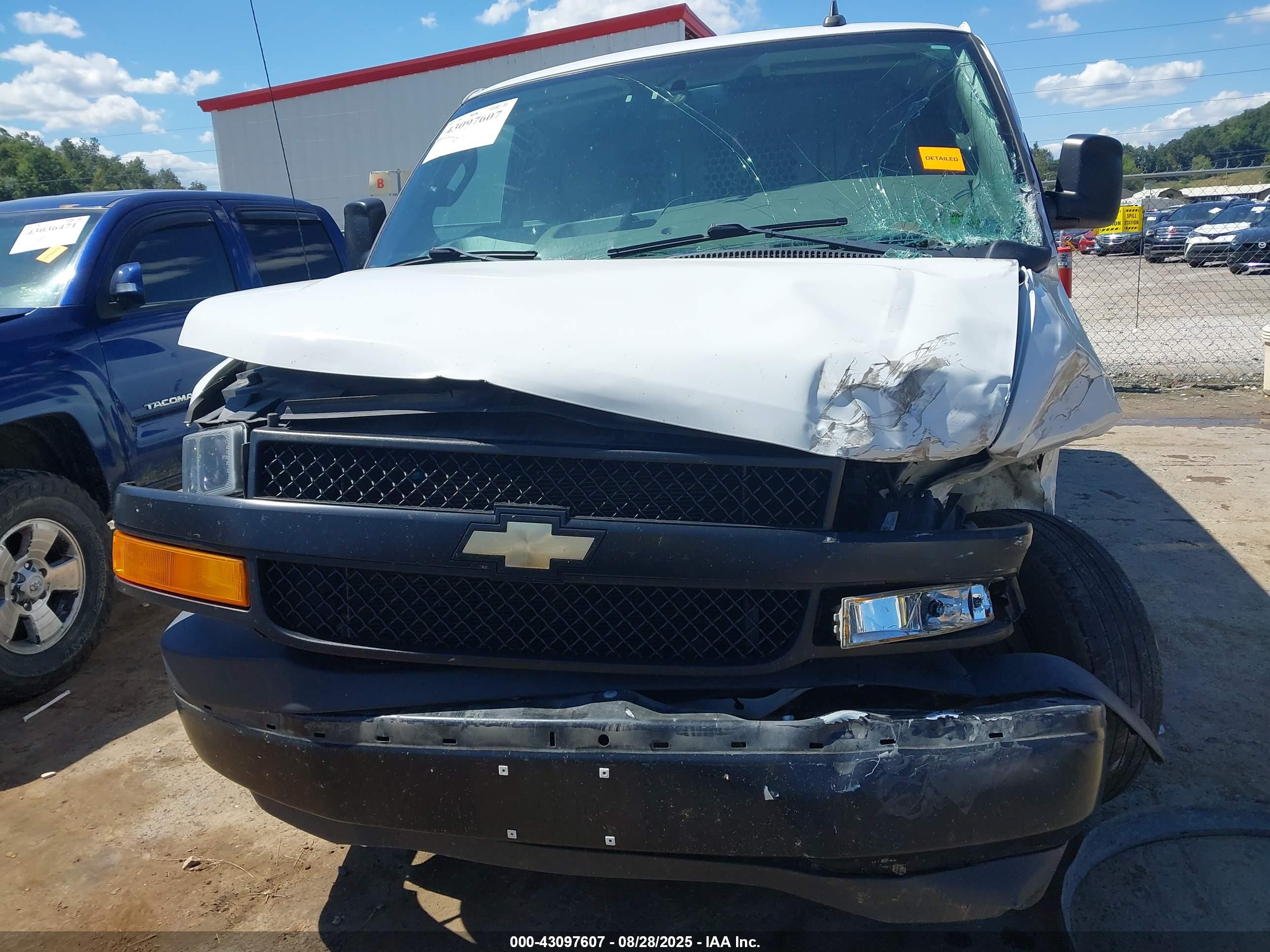 CHEVROLET EXPRESS image 6