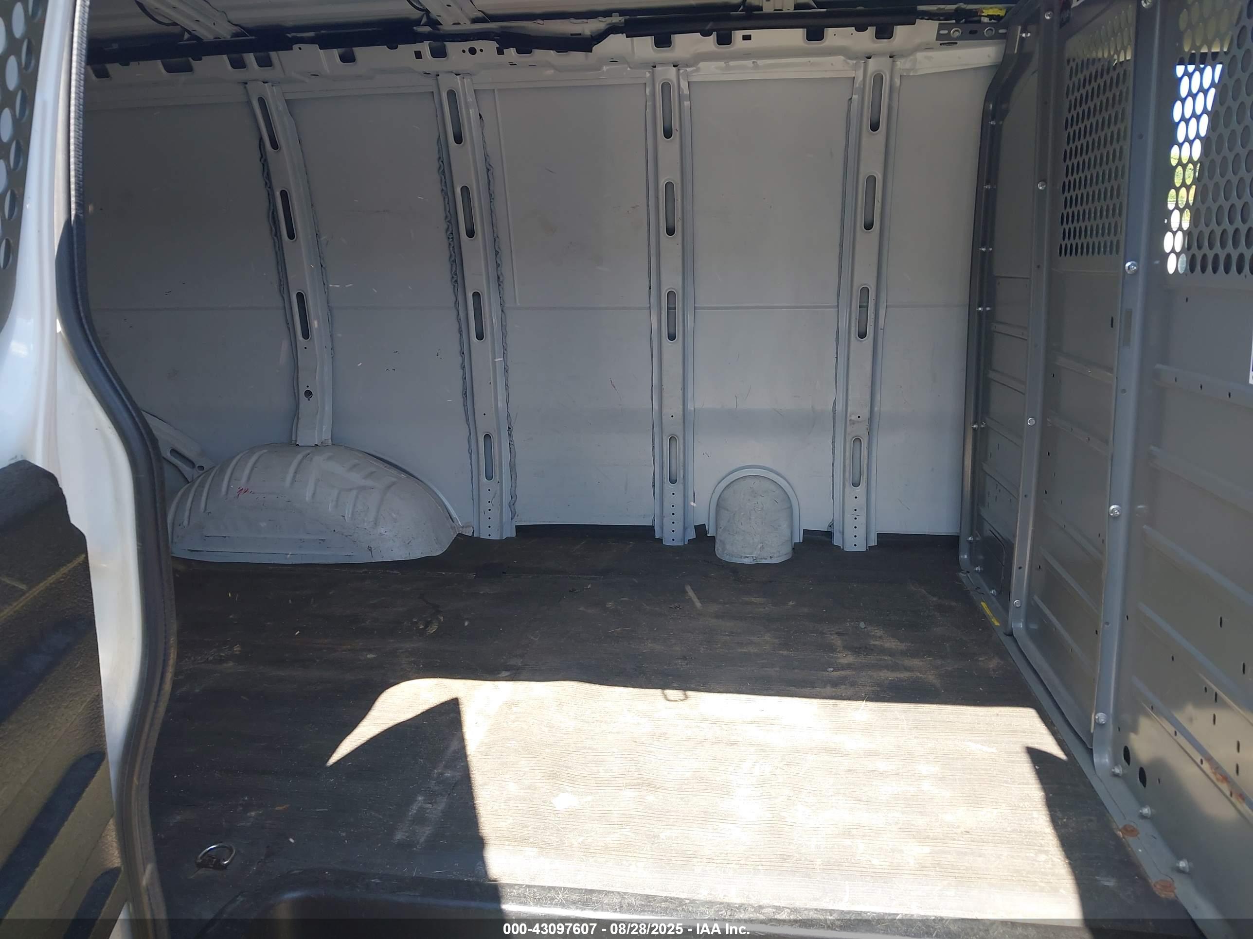 CHEVROLET EXPRESS image 8