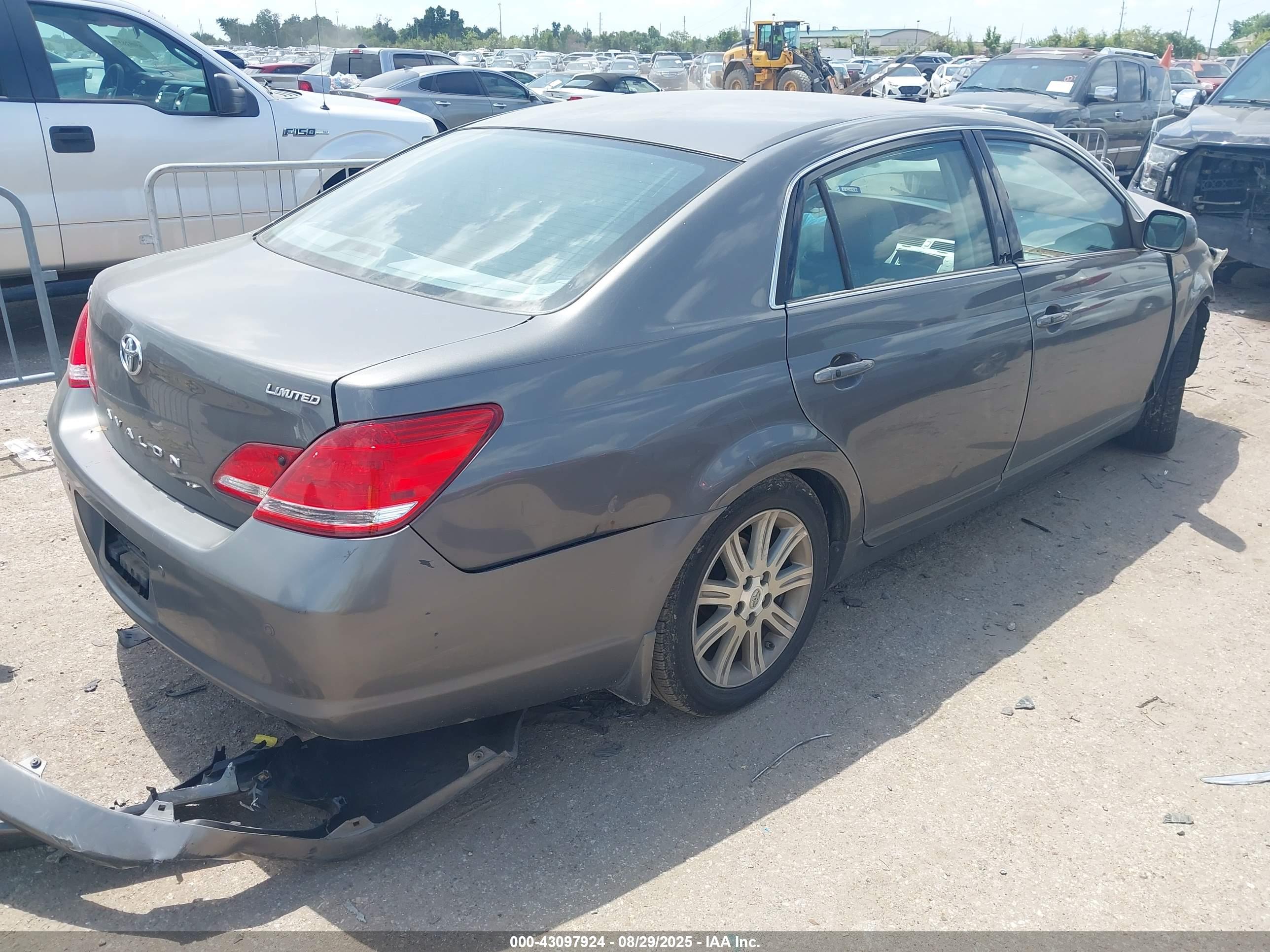 TOYOTA AVALON image 4