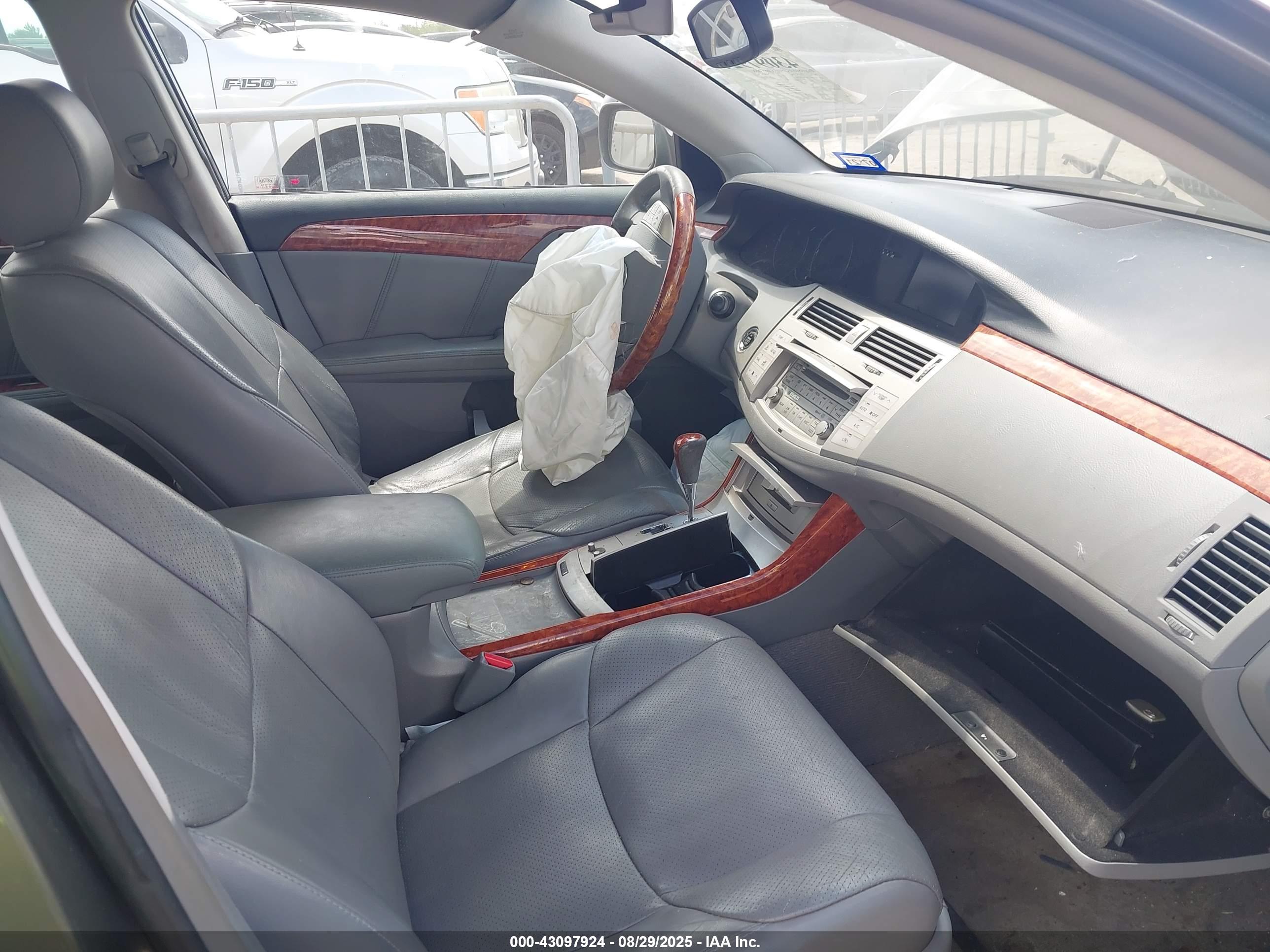 TOYOTA AVALON image 5